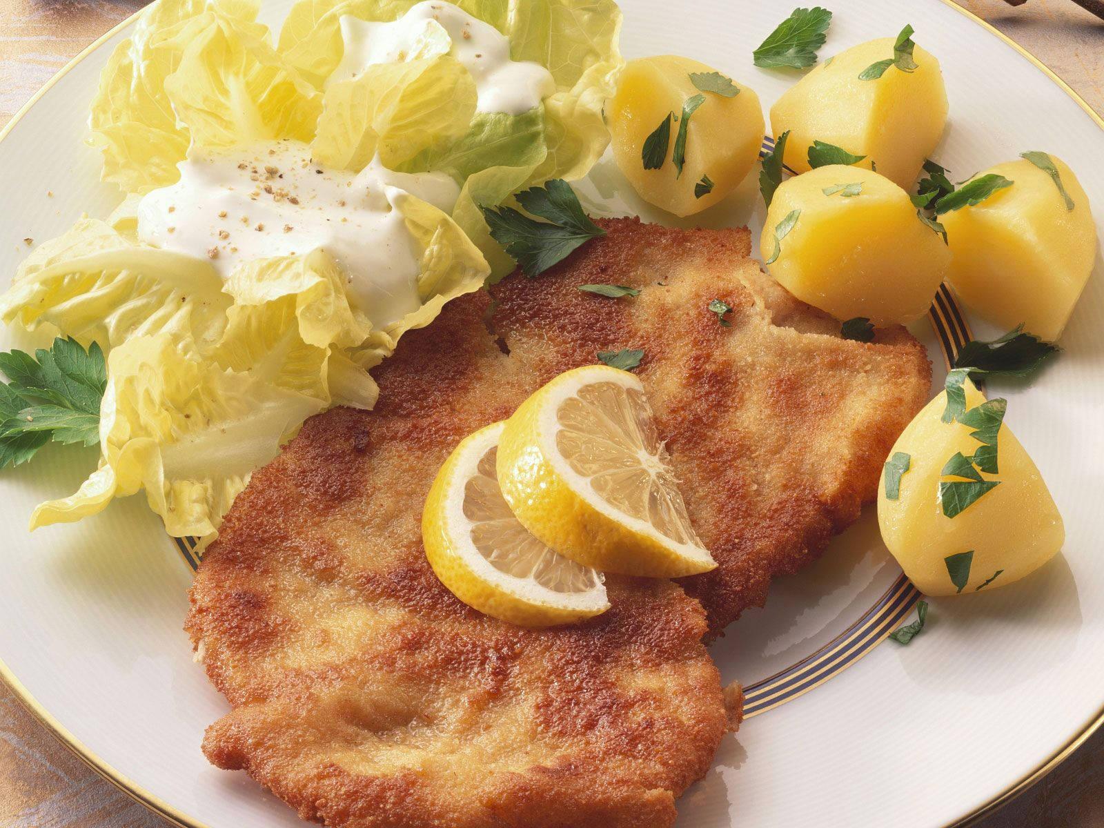 Wiener Schnitzel, Salzkartoffeln, Zitrone, Salat, Hausmannskost, Hintergrundbild fürs iPad