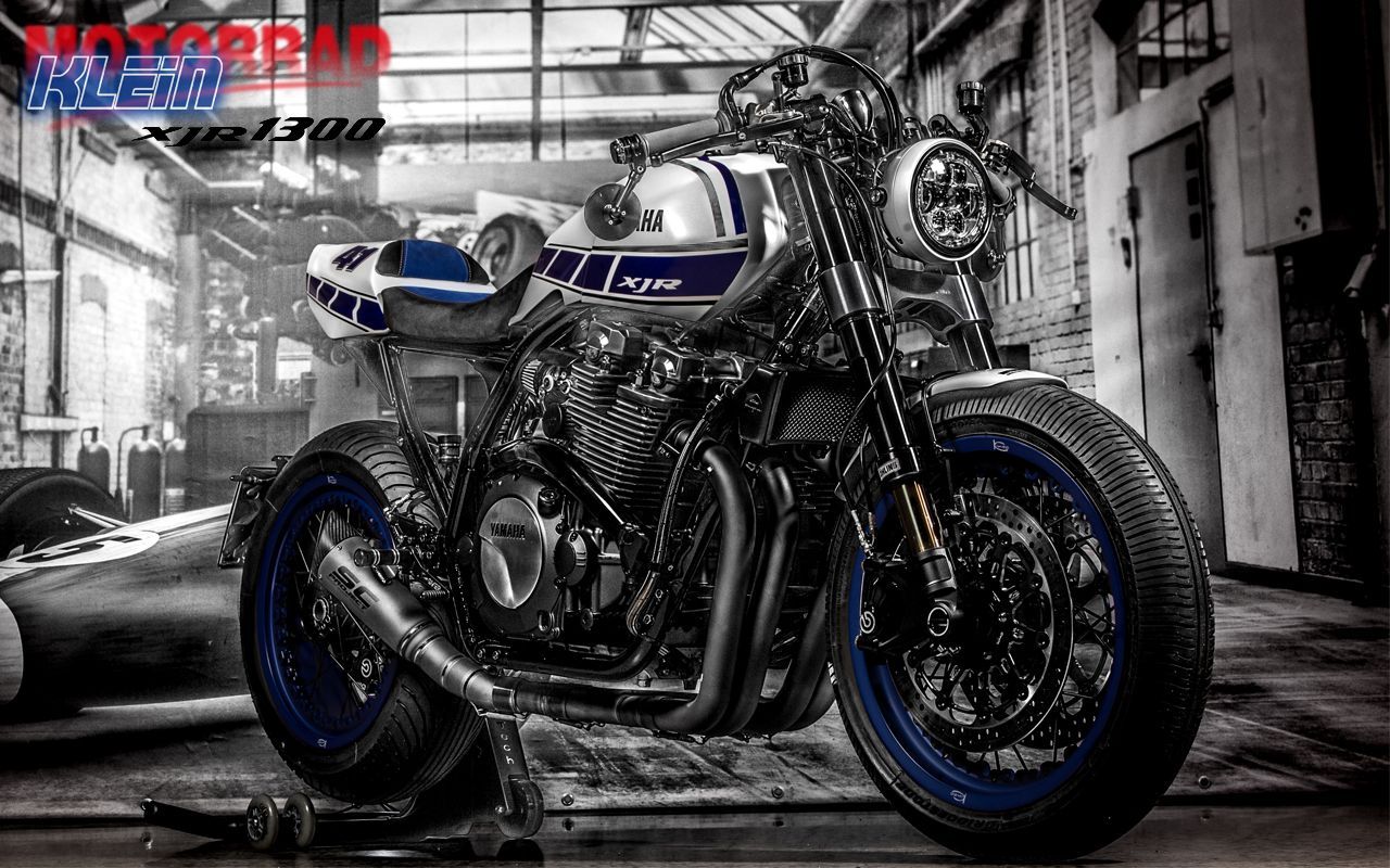 Café Racer, Motorrad, Werkstatt, Schwarz-Weiß, Blaue Akzente, HD, MacBook-Hintergrundbild