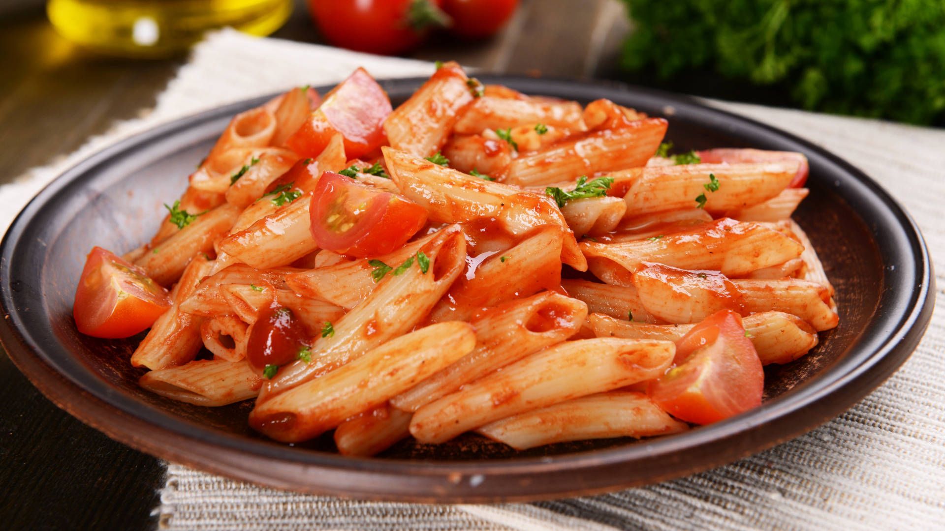 Penne, Tomatensoße, Tomaten, Teller, 16:9, Full-HD-Hintergrundbild für den Desktop