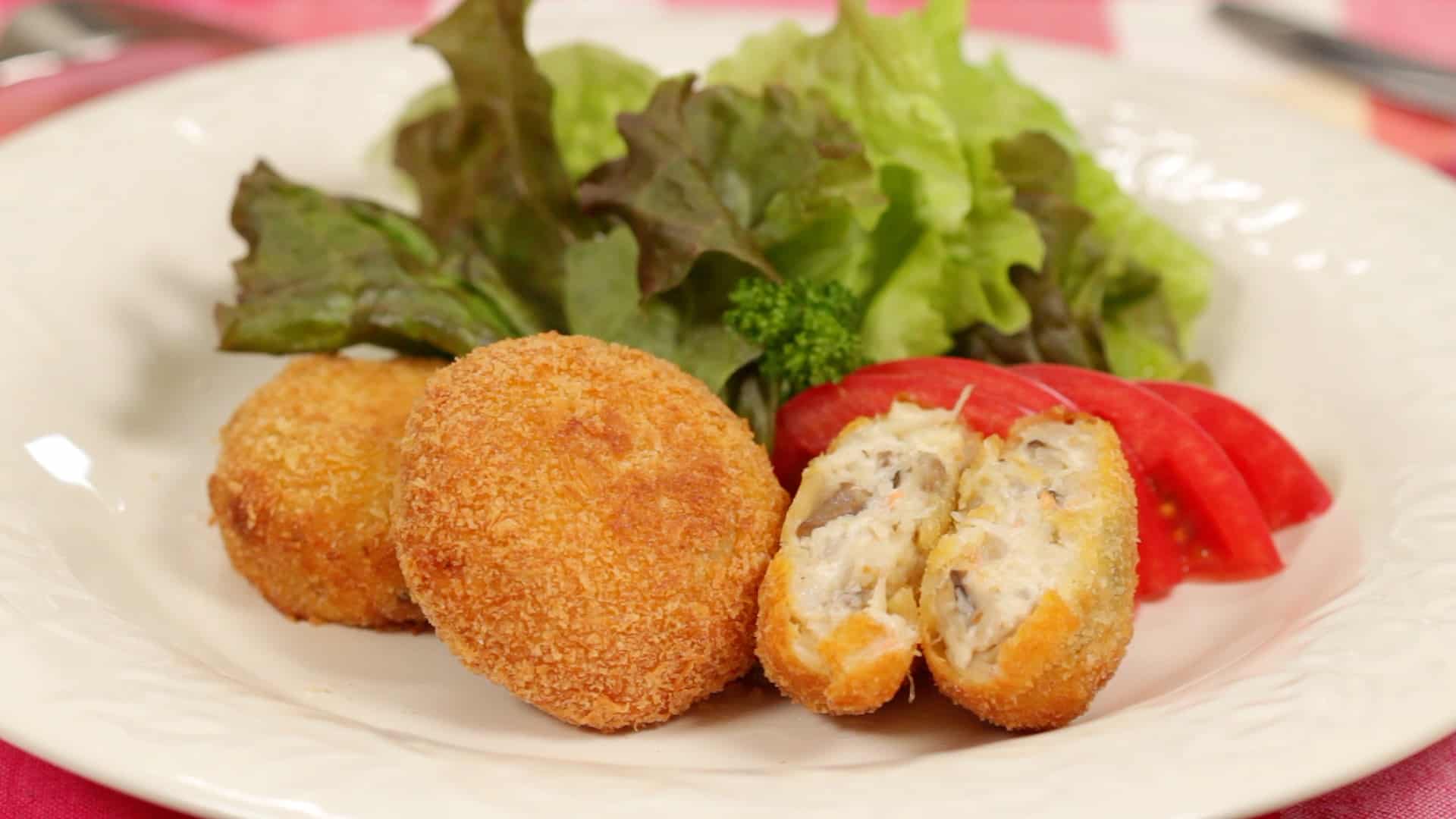 Korokke, Kroketten, Querschnitt, Salat, Tomaten, 16:9, Full-HD-Hintergrundbild für den Desktop