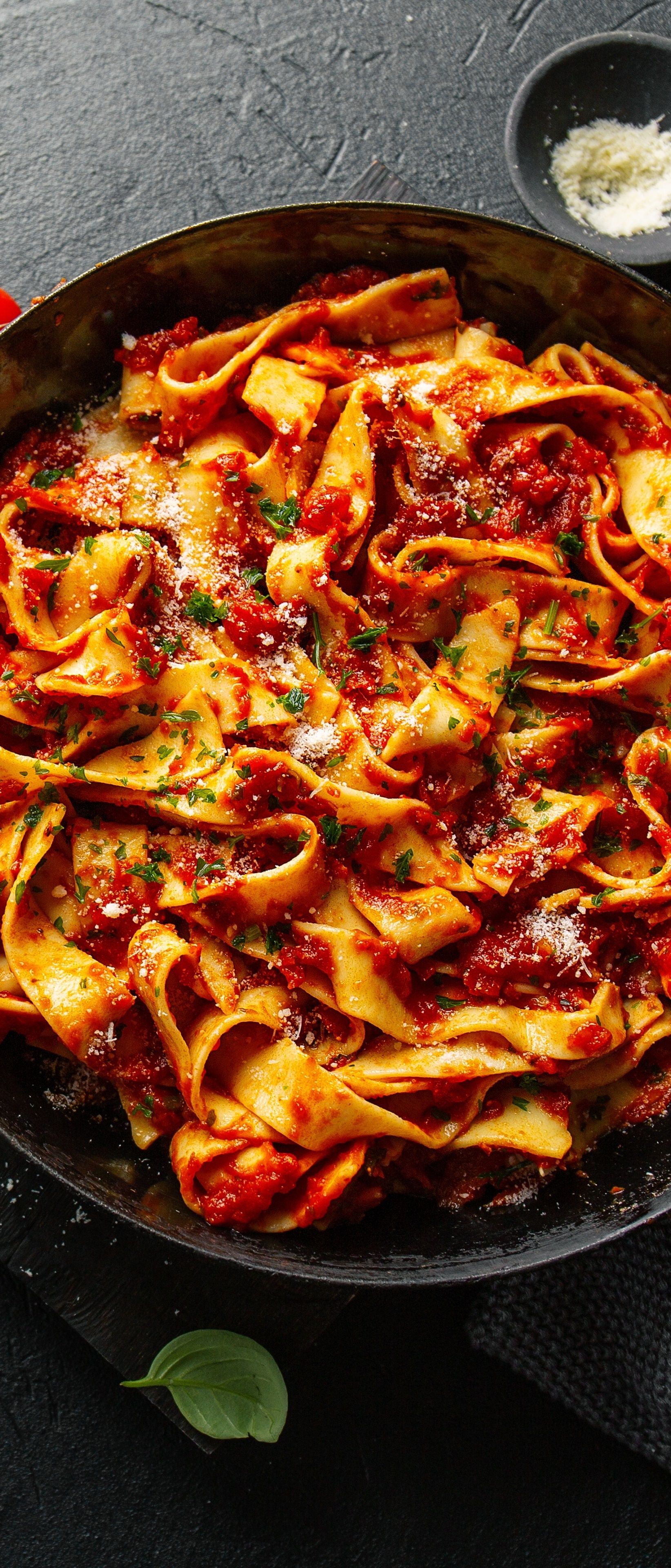 Pappardelle, Pfanne, Tomatensoße, Dunkel, QHD+, Hintergrundbild fürs Handy