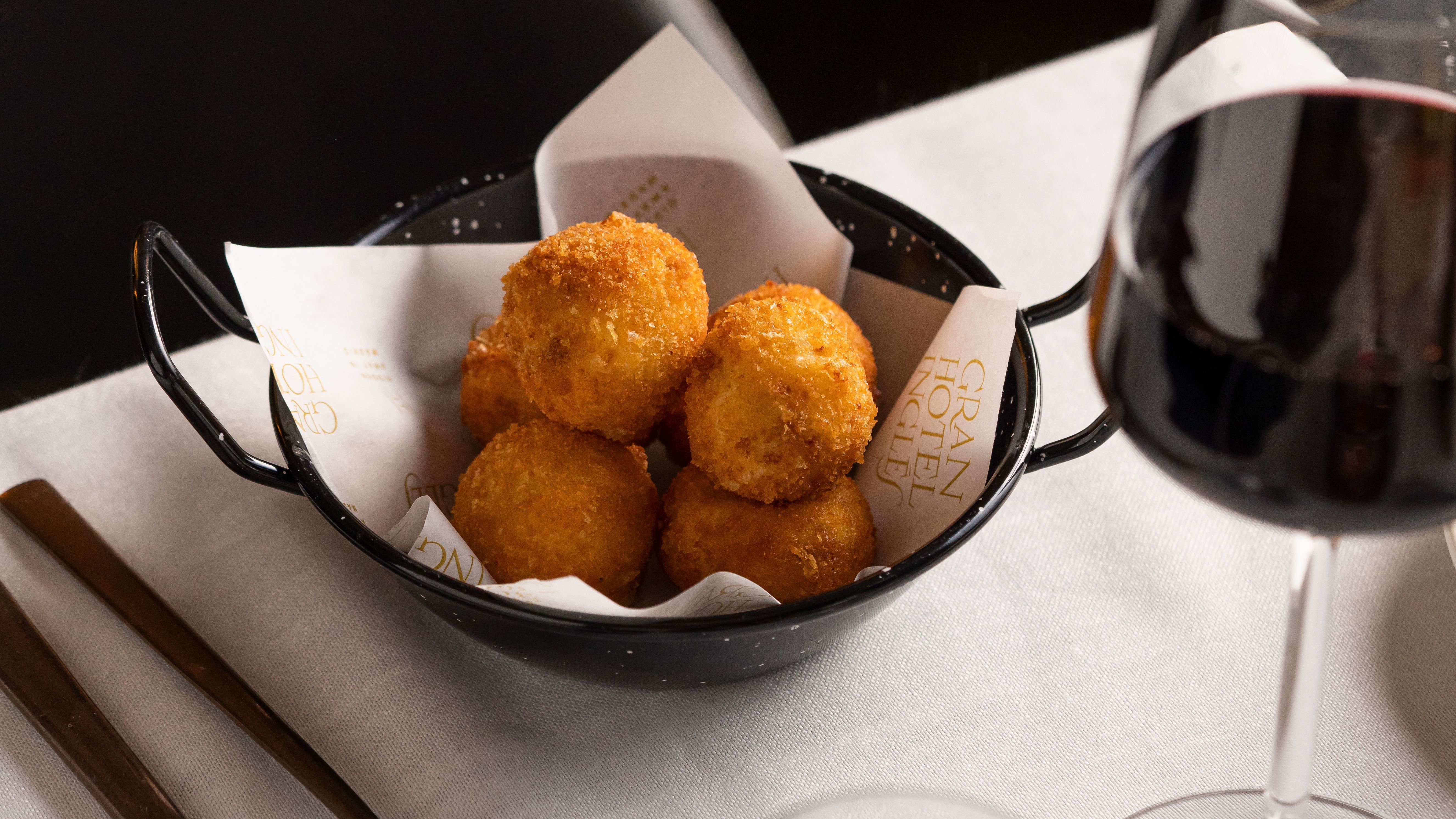 Kroketten, Bällchen, Rotwein, Pfännchen, Tapas, 5K, Desktop-Hintergrund für Windows