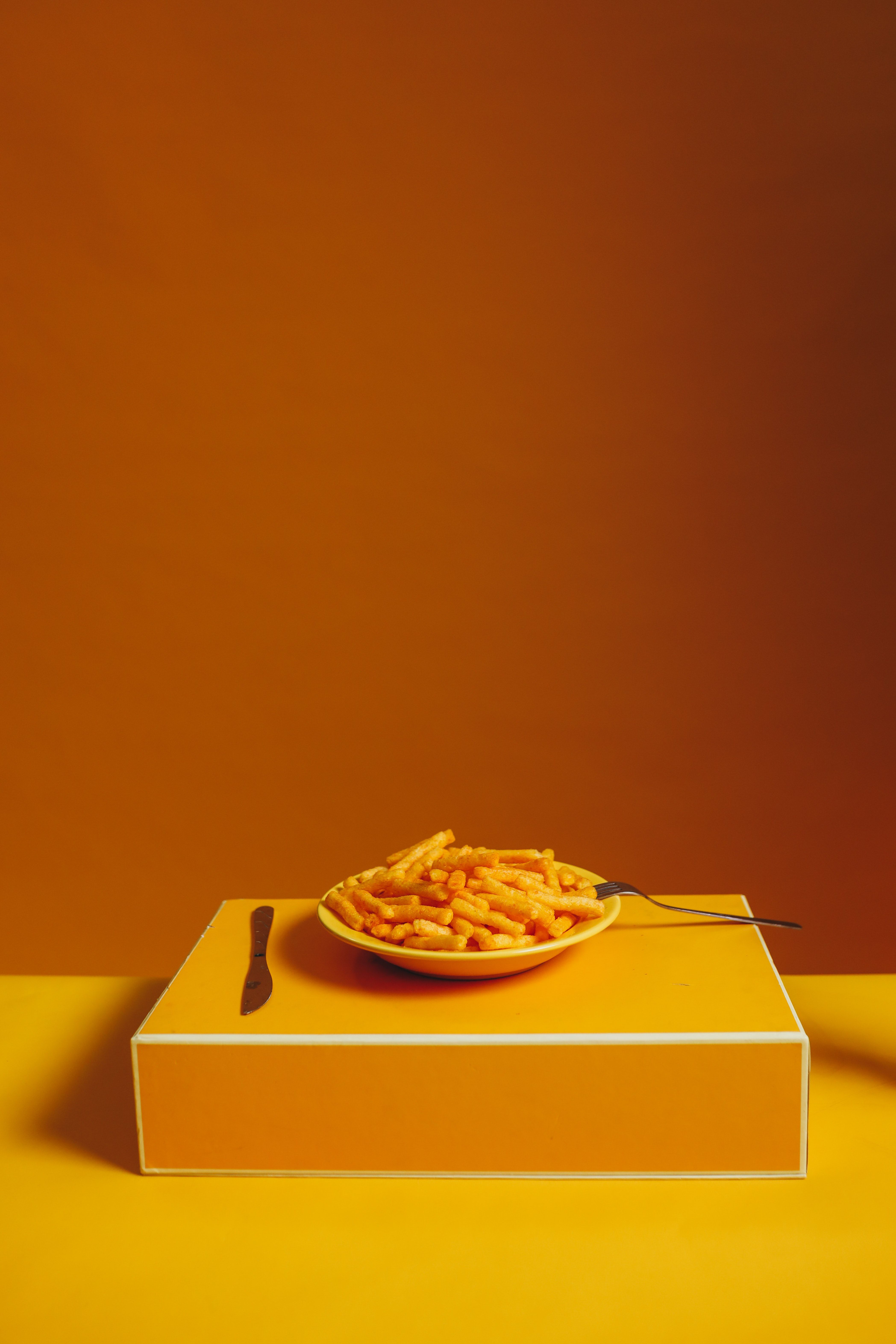 Pommes frites, Podest, Orange, Minimalistisch, Studio, QHD+, Handy-Hintergrund im Hochformat