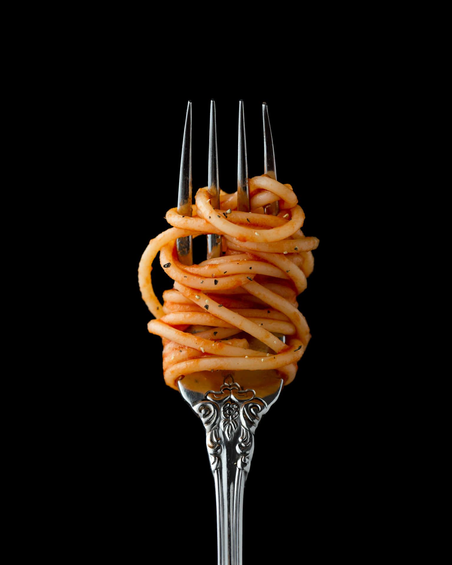 Spaghetti, Gabel, Tomatensoße, Schwarzer Hintergrund, QHD+ Wallpaper