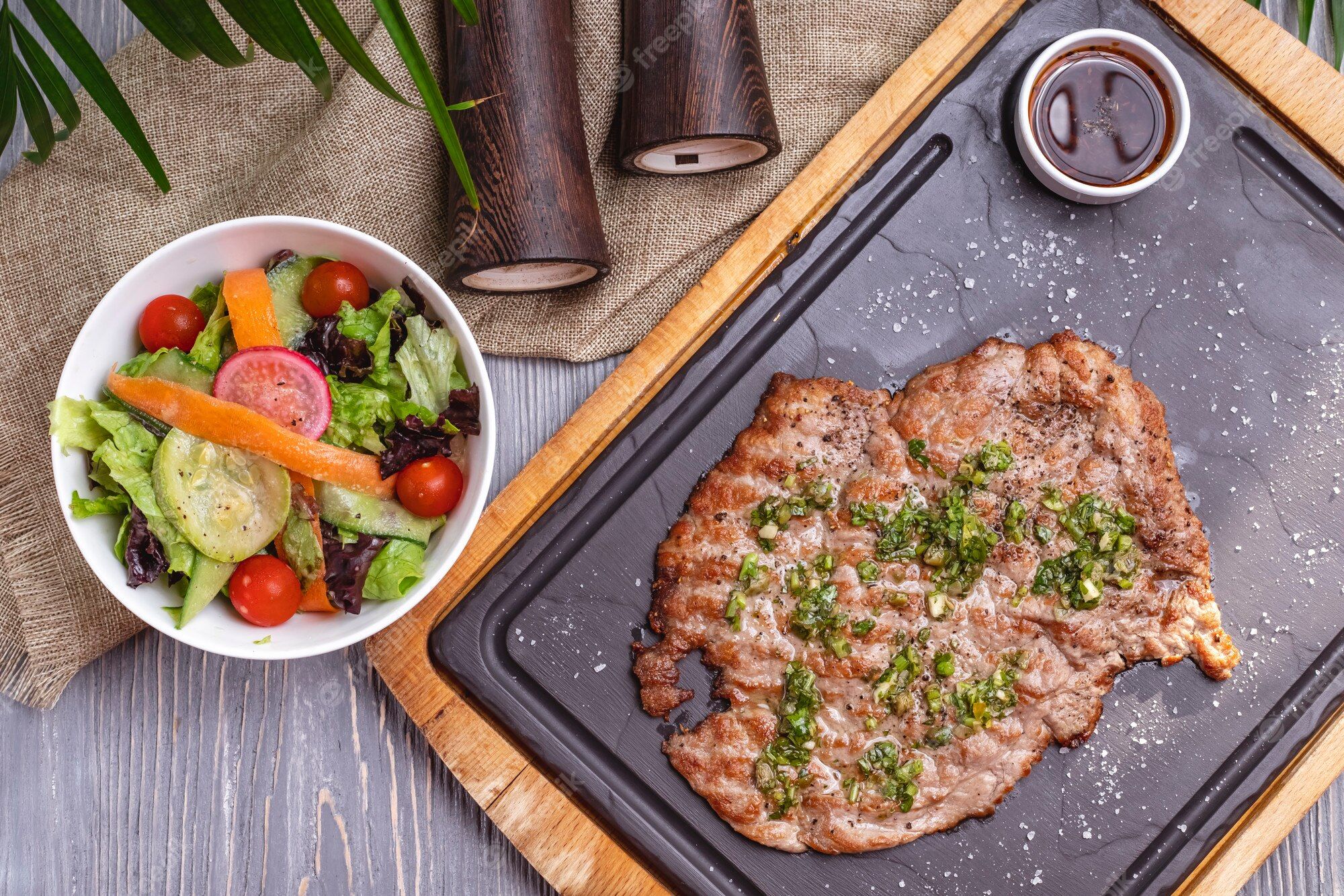 Schnitzel, Salat, Servierbrett, Draufsicht, Kräuter, Full HD, Desktop-Hintergrund für Windows