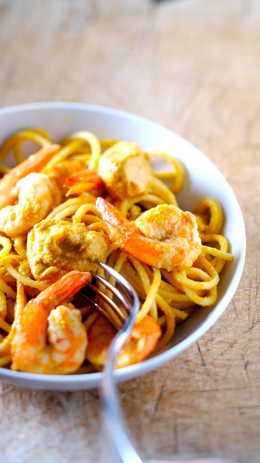 Pasta mit Garnelen, Schüssel, Gabel, Holztisch, HD, Handy-Hintergrund im Hochformat