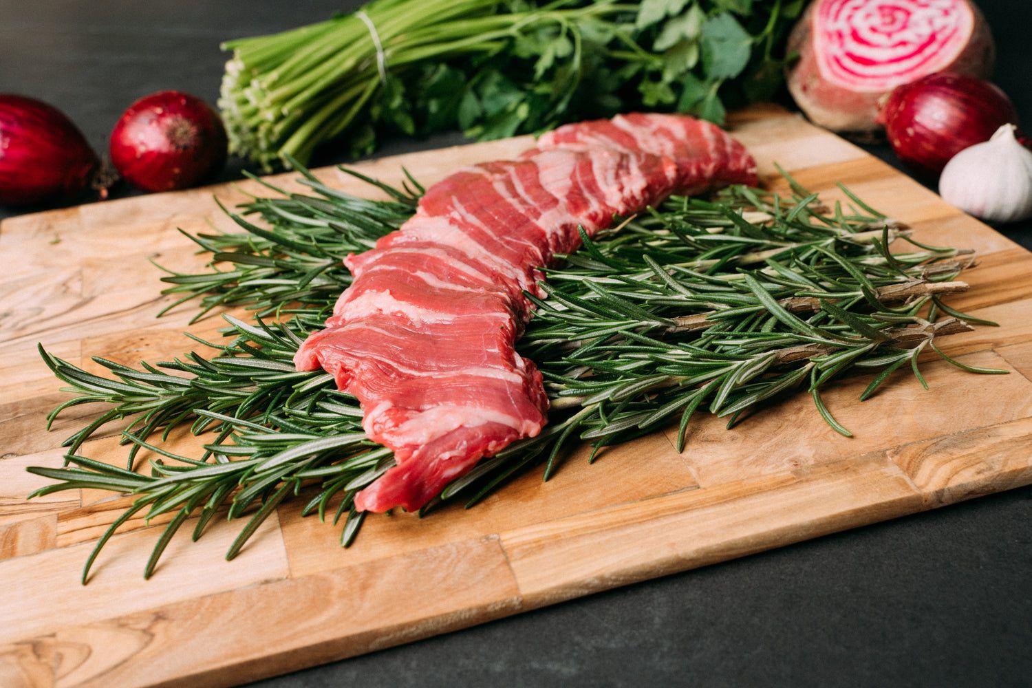 Rohes Fleisch, Rosmarin, Holzbrett, Rote Bete, Zwiebeln, HD, Desktop-Hintergrund