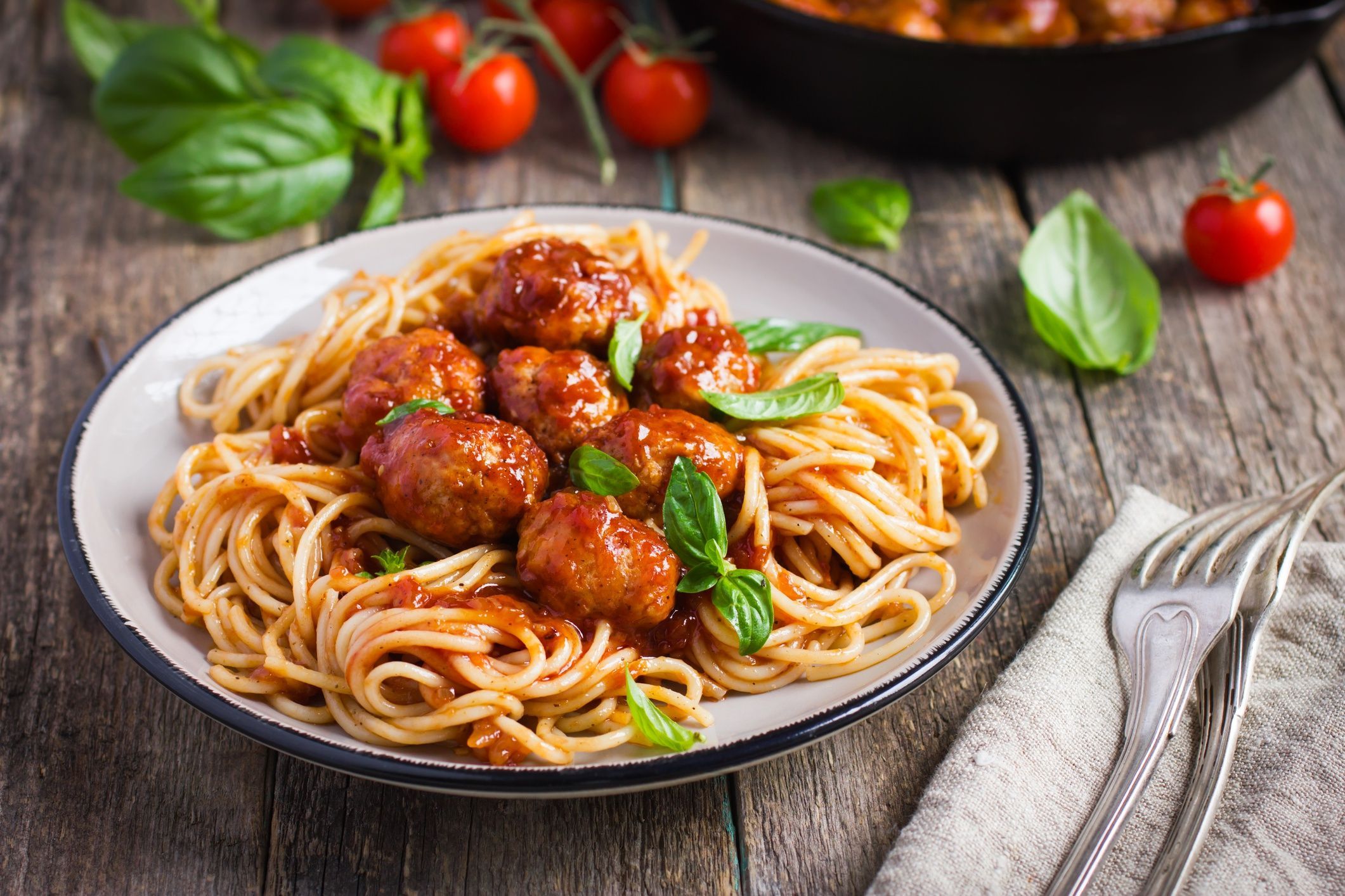Spaghetti mit Fleischbällchen, Basilikum, Kirschtomaten, Holztisch, Full HD, PC-Hintergrundbild