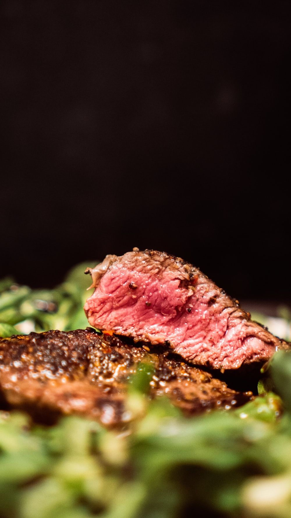 Steak, Medium rare, Dunkler Hintergrund, Hochformat, HD, Sperrbildschirm fürs iPhone