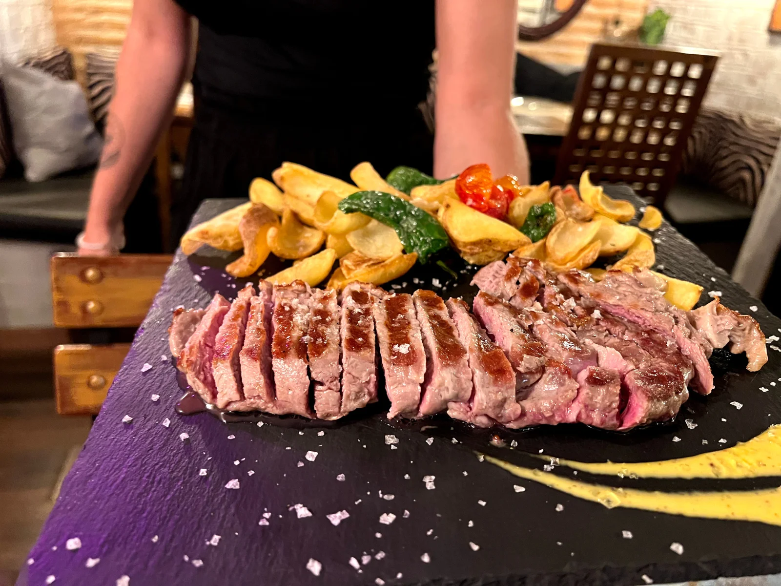 Steakplatte, Aufgeschnittenes Fleisch, Pommes, Servieren, Restaurant, Hintergrundbild fürs iPad