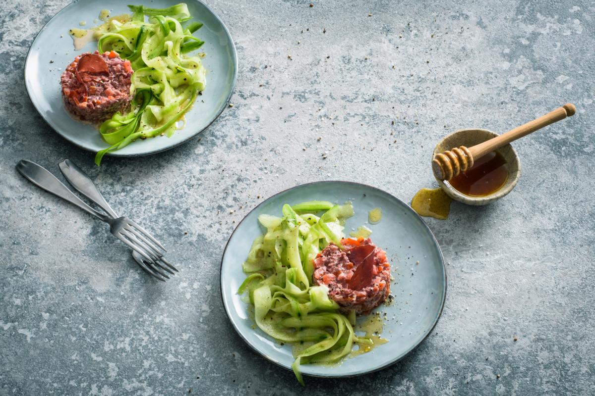 Tatar, Gurkensalat, Honig, Teller, Draufsicht, Hintergrundbild