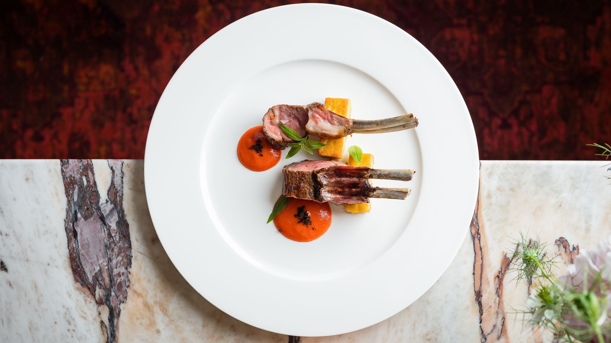 Lammkoteletts, Fine Dining, Weißer Teller, Draufsicht, Marmor, Full HD, Laptop-Hintergrundbild