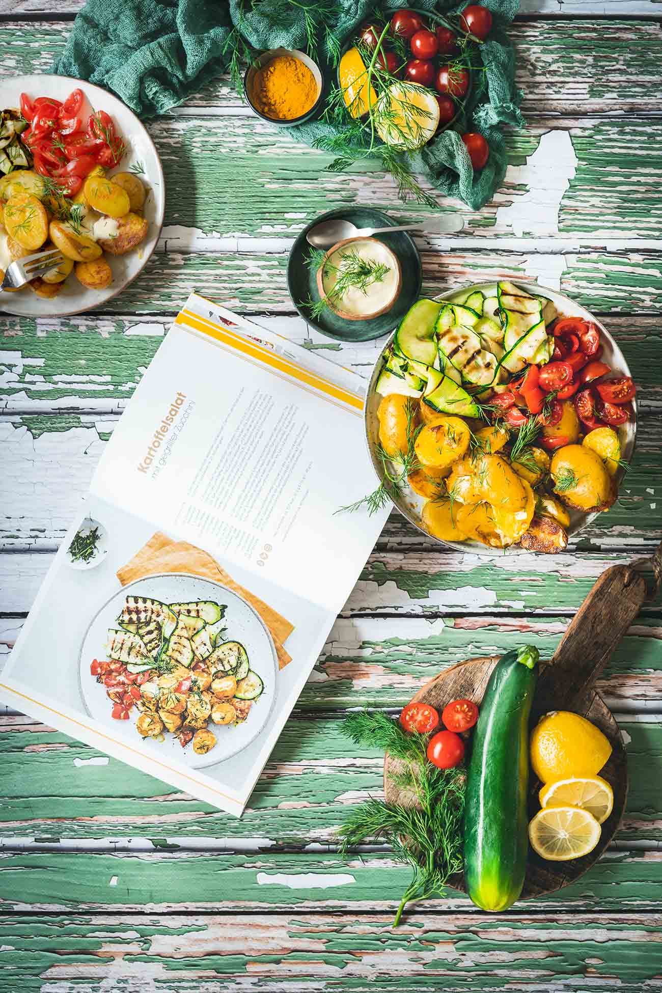 Kochbuch, Gemüse, Salatschalen, Holztisch, Draufsicht, Hintergrundbild für iPhone und Android