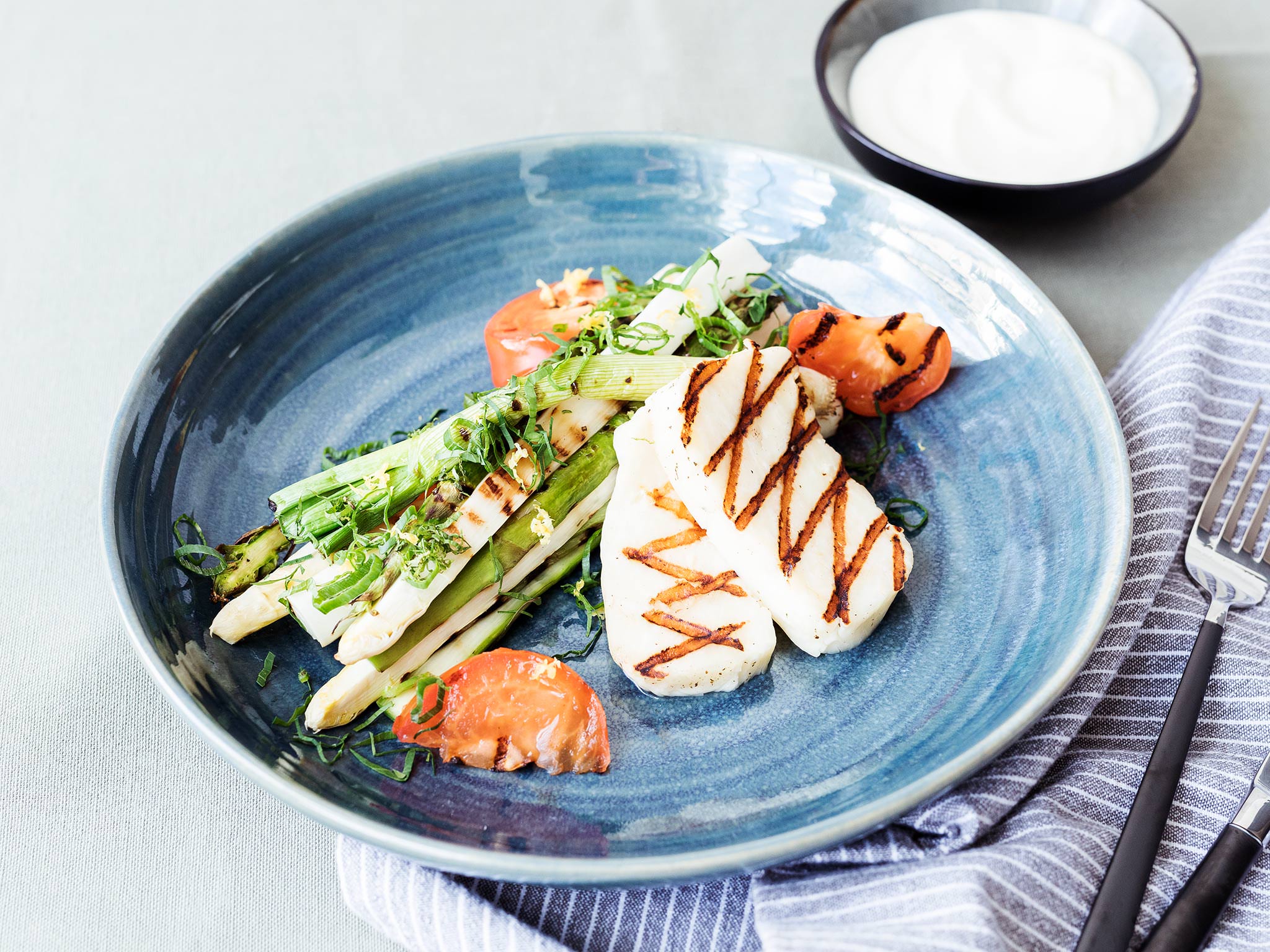 Halloumi, Grillkäse, Spargel, Blauer Teller, Joghurt, Full HD, iPad-Hintergrundbild