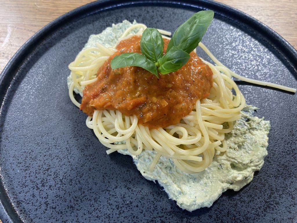Spaghetti, Tomatensoße, Basilikum, Parmesankorb, Dunkler Teller, Hintergrundbild fürs iPad
