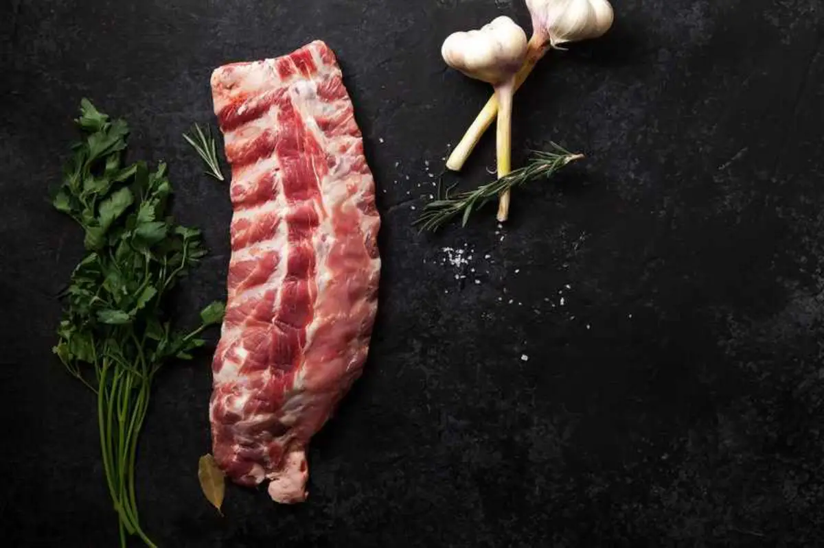 Schweinerippchen, Rohes Fleisch, Petersilie, Knoblauch, Schwarzer Hintergrund, Wallpaper