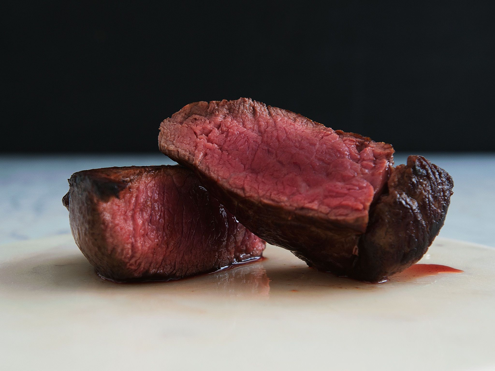 Rinderfilet, Medium rare, Aufgeschnitten, Nahaufnahme, Dunkler Hintergrund, Full HD Wallpaper