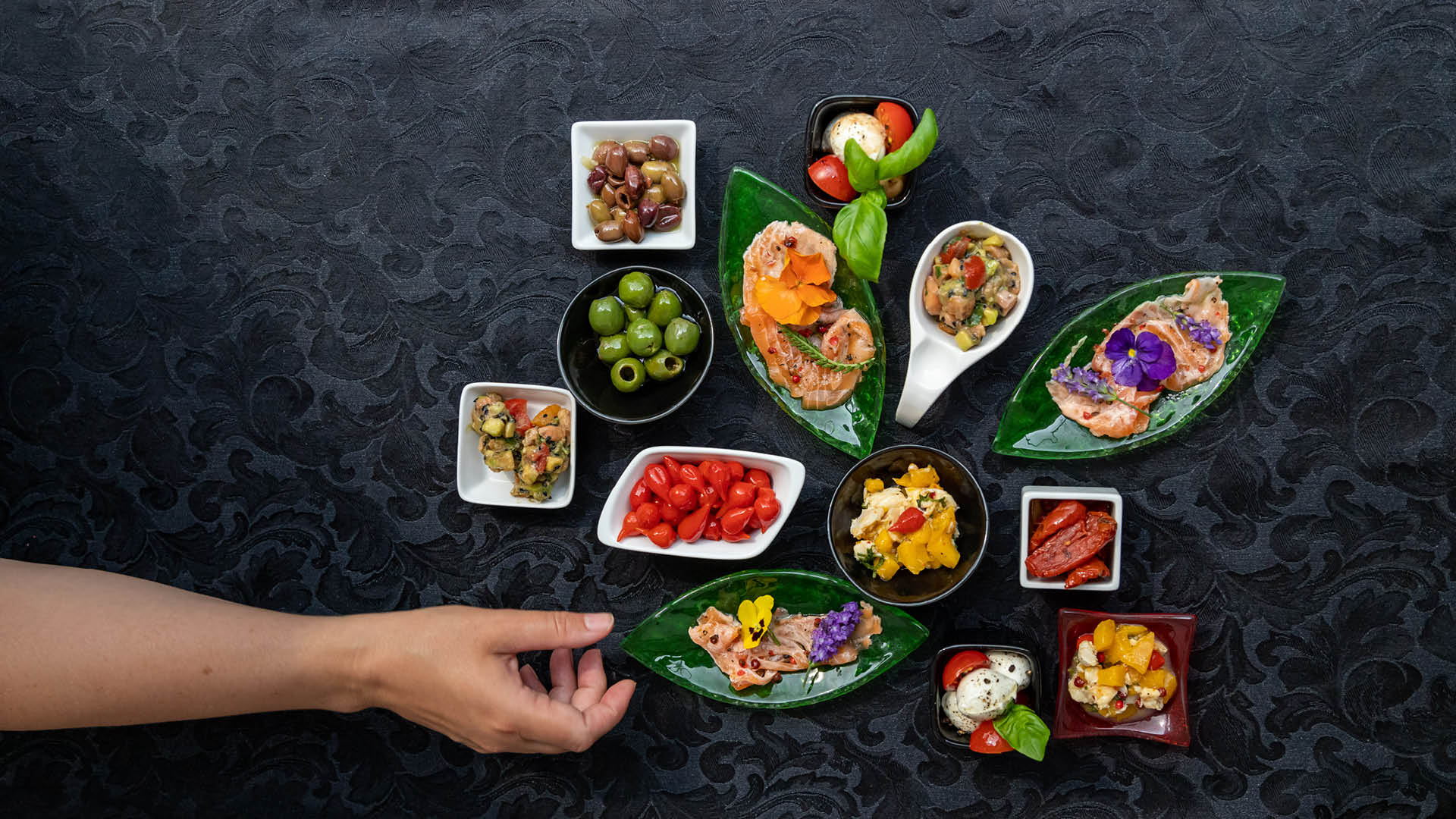 Fingerfood, Häppchen, Schälchen, Schwarzer Hintergrund, Hand, Full HD Wallpaper