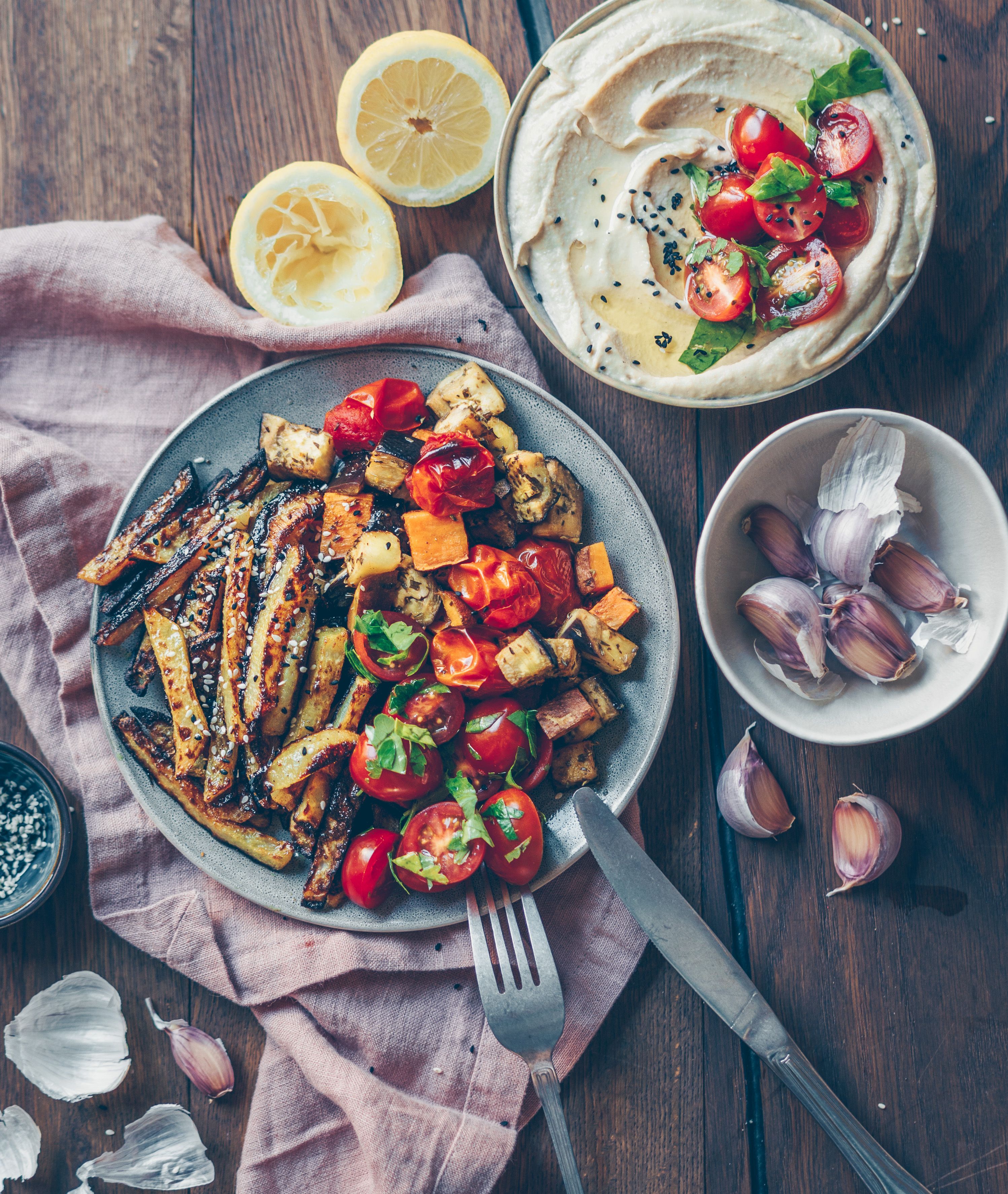 Gegrilltes Gemüse, Hummus, Zitrone, Knoblauch, Draufsicht, QHD+, iPad-Hintergrundbild
