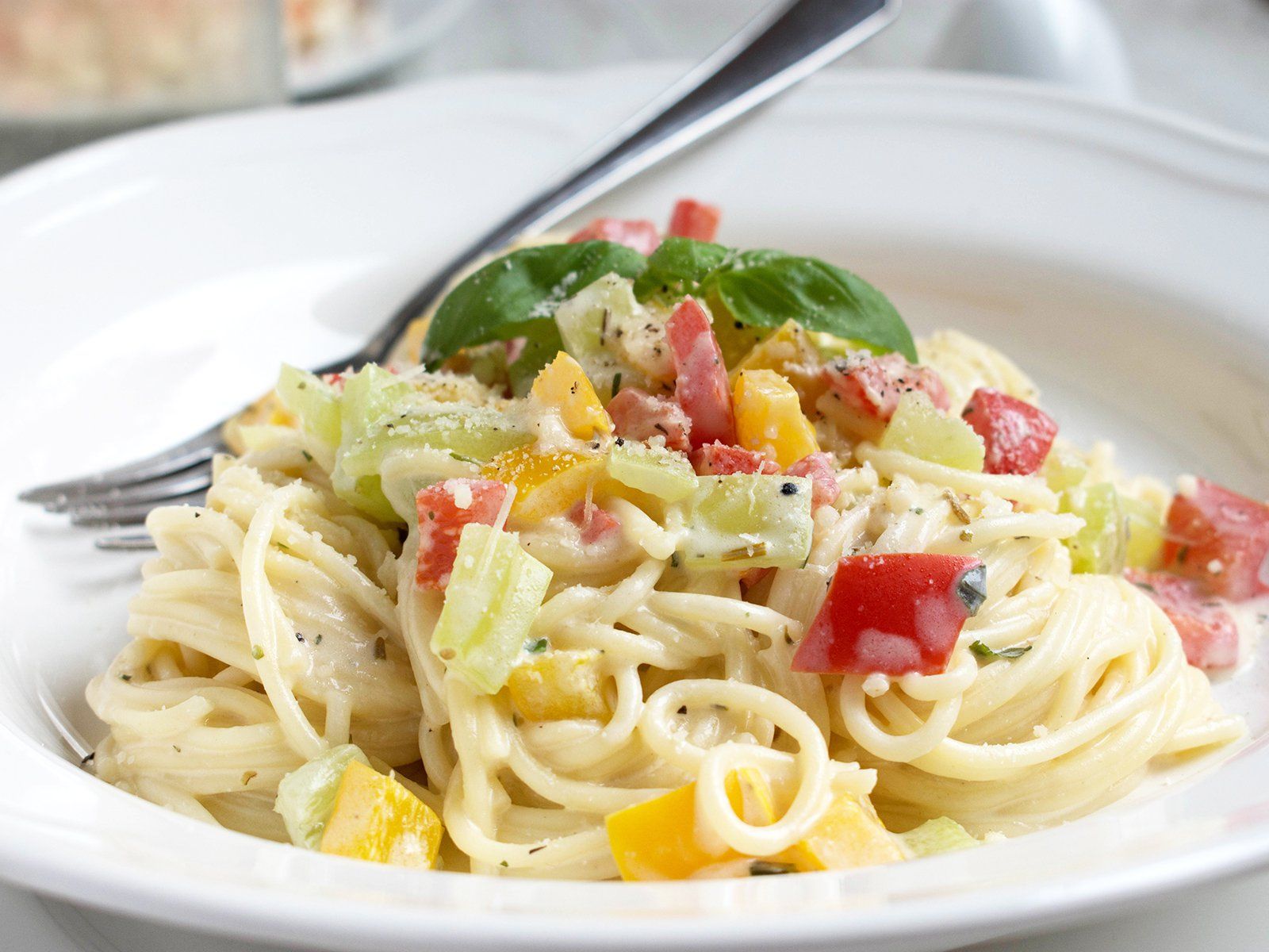 Spaghetti, Gemüse, Sahnesoße, Basilikum, Teller, HD, iPad-Hintergrundbild