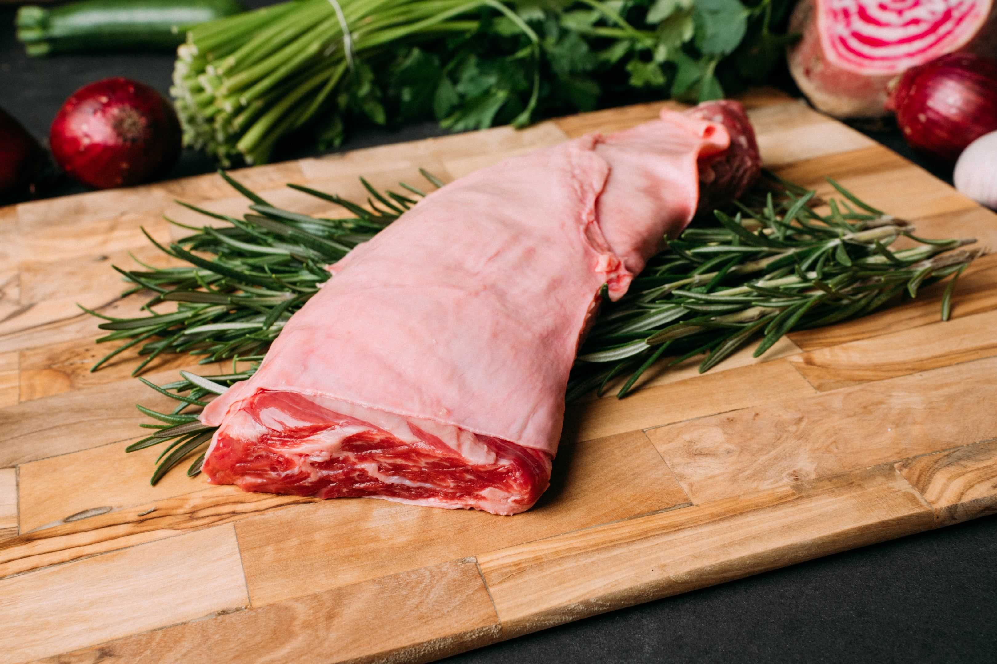 Lammkeule, Rohes Fleisch, Rosmarin, Holzbrett, Gemüse, 2K, Hintergrundbild für den PC