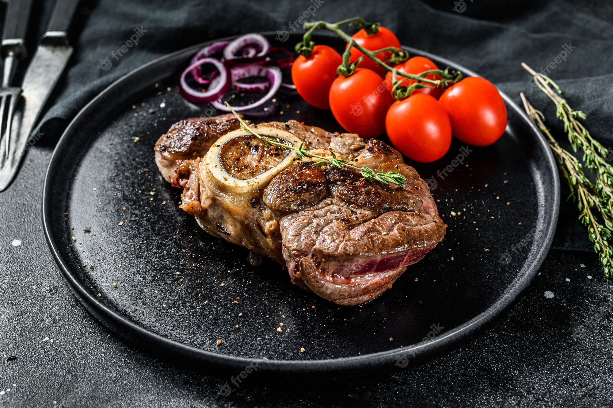 Steak, Kirschtomaten, Rote Zwiebeln, Schwarzer Teller, Rosmarin, Full HD, Windows-Hintergrundbild