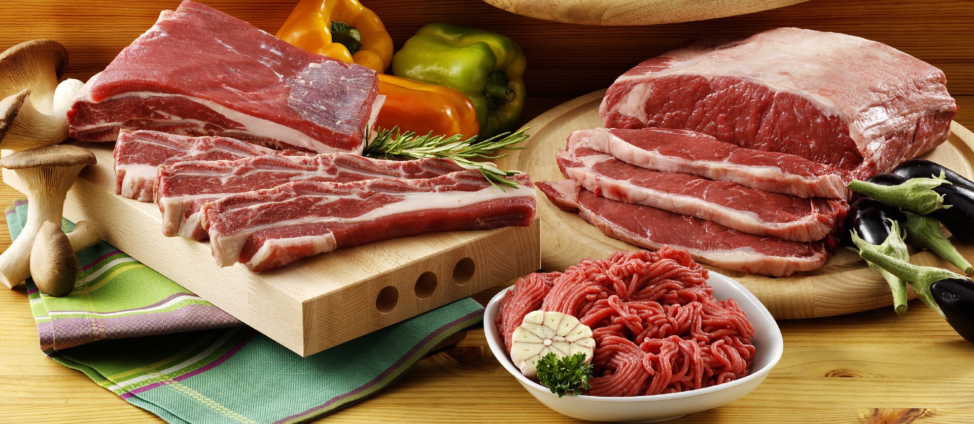 Rohes Fleisch, Rindfleisch, Hackfleisch, Paprika, Holzbrett, Full HD, Desktop-Hintergrund
