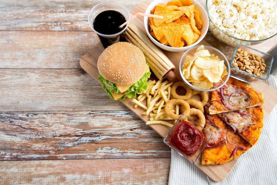 Fast Food, Burger, Pommes, Pizza, Zwiebelringe, Holztisch, Hintergrund