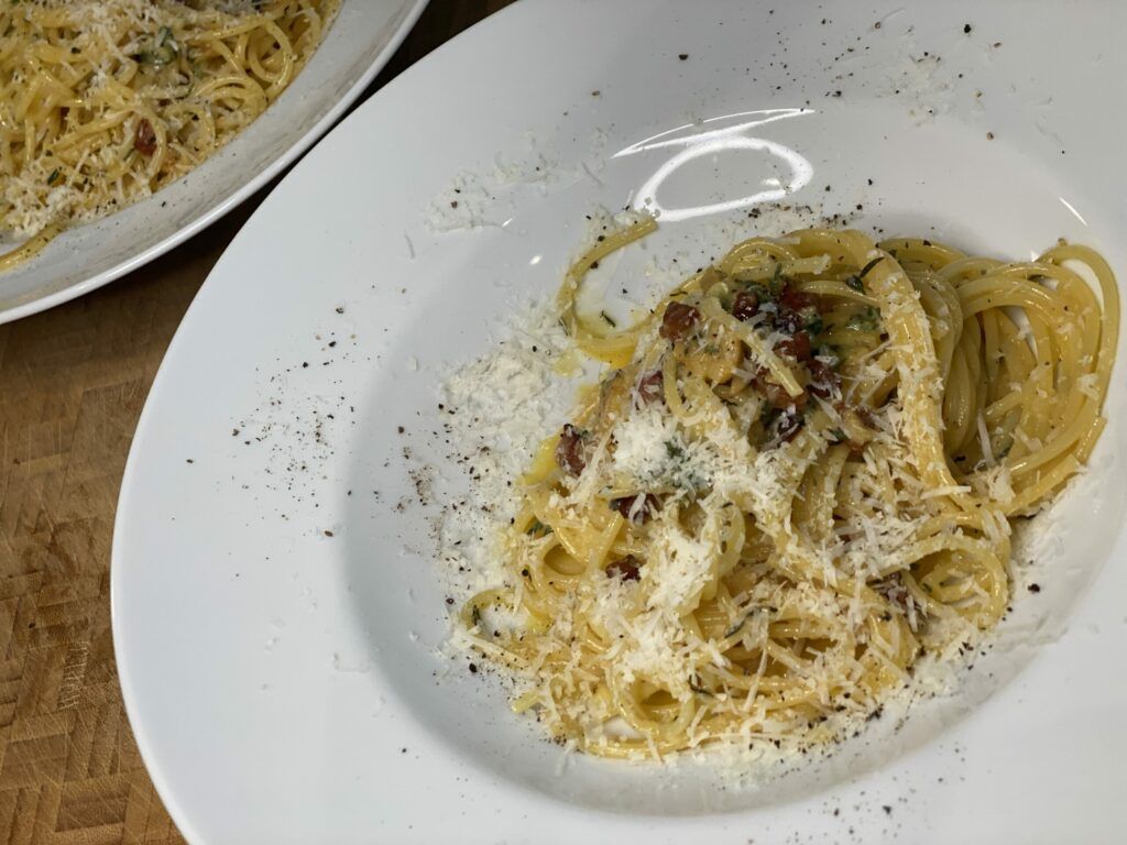 Cacio e Pepe, Spaghetti, Schwarzer Pfeffer, Teller, Hintergrundbild für iPad und Tablet