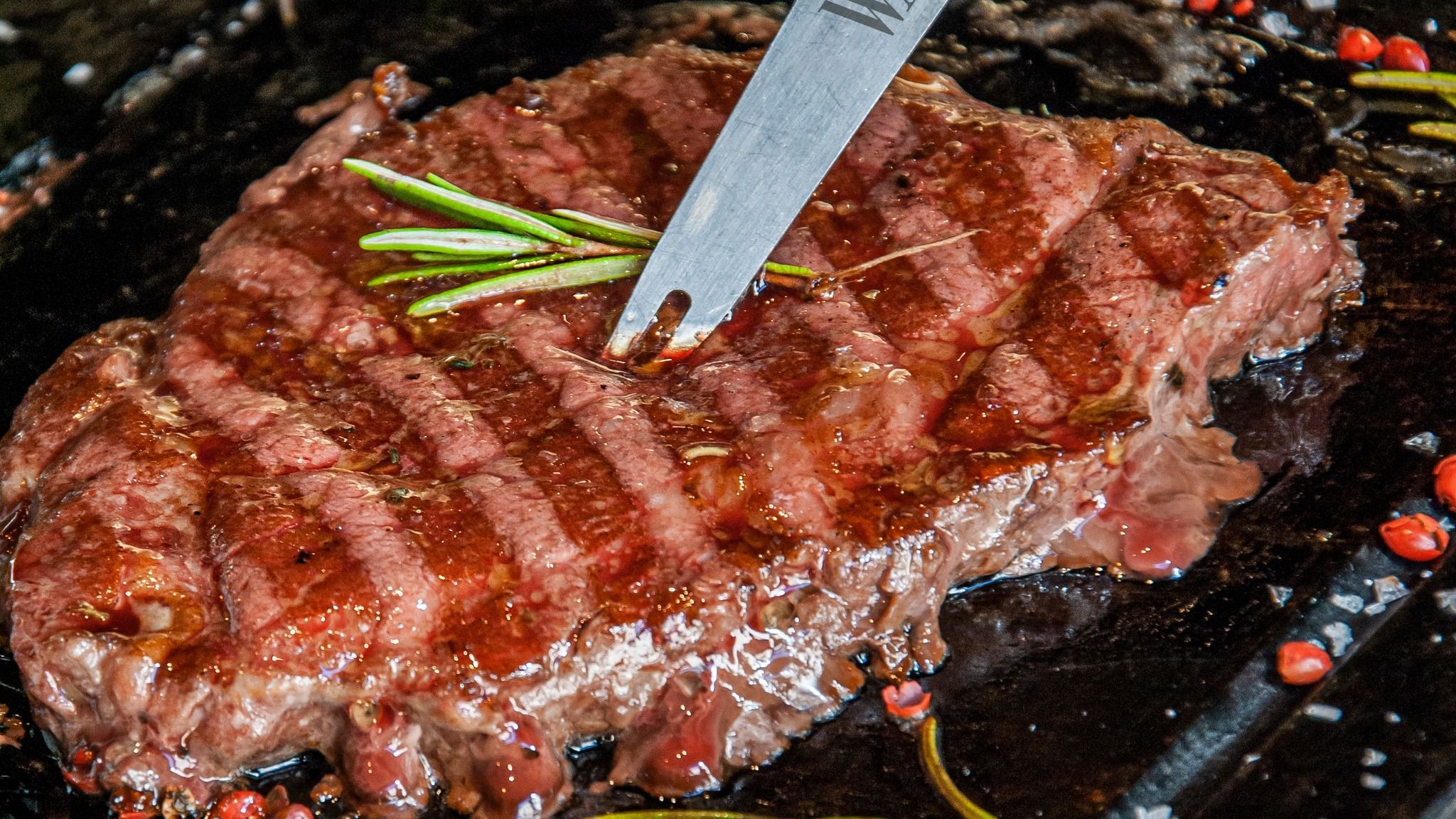 Steak, Grillstreifen, Fleischgabel, Rosmarin, Nahaufnahme, Full HD, Breitbild-Hintergrundbild