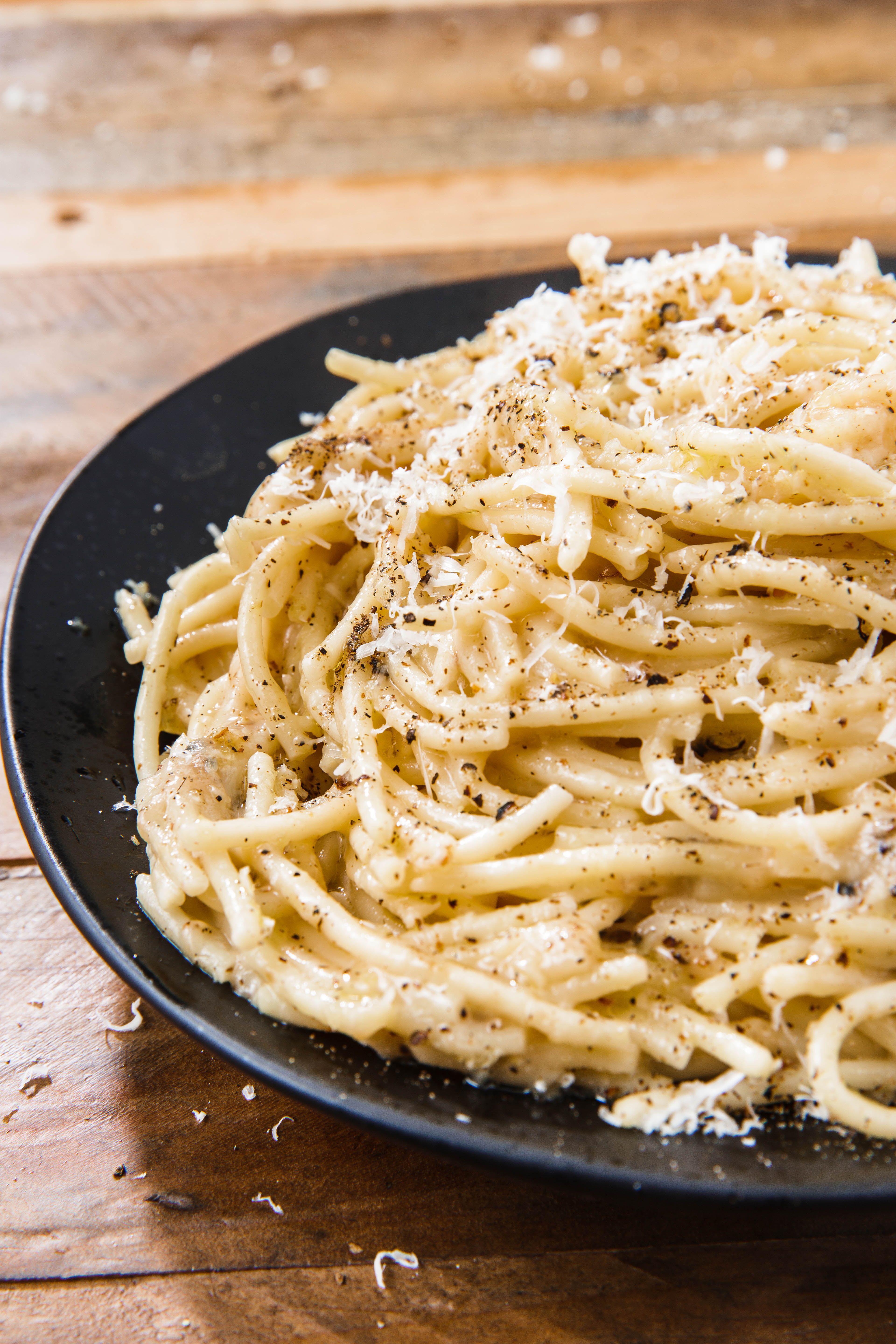 Cacio e Pepe, Spaghetti, Käse, Dunkler Teller, QHD+, Sperrbildschirm fürs iPhone