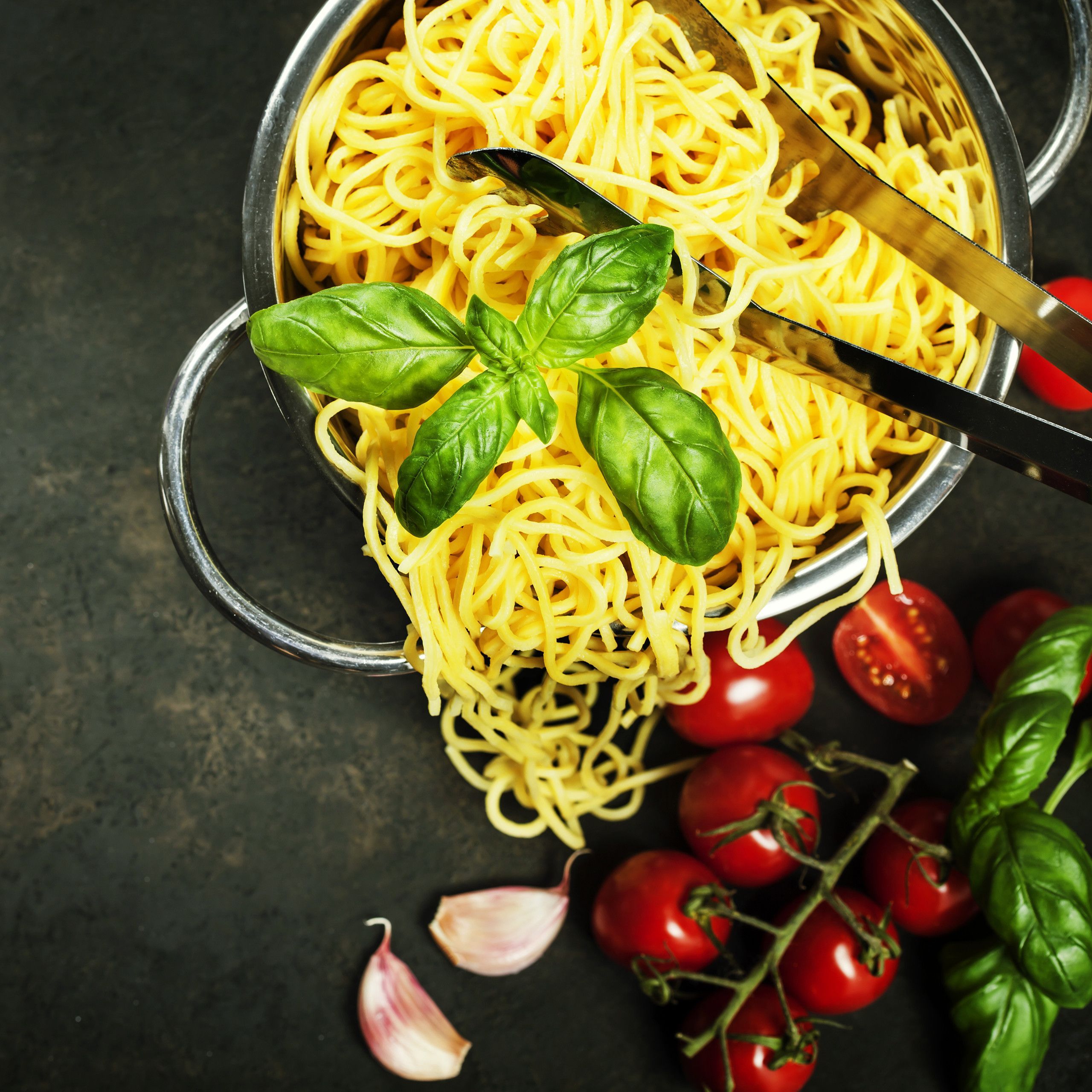 Spaghetti, Basilikum, Kirschtomaten, Topf, Dunkel, 2K, Hintergrundbild fürs Tablet