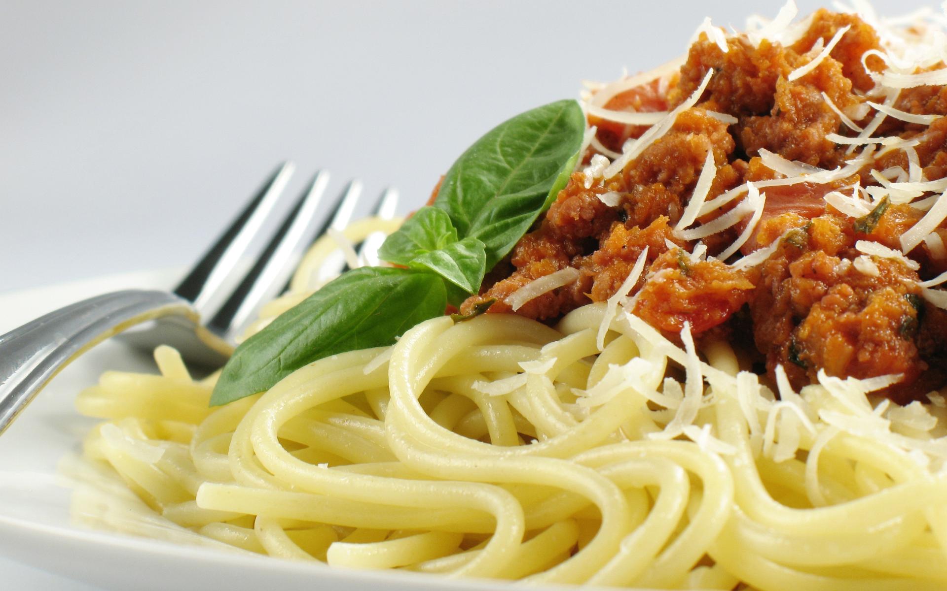 Spaghetti Bolognese, Parmesan, Basilikum, Gabel, 16:10, Full-HD-Hintergrundbild für den Desktop
