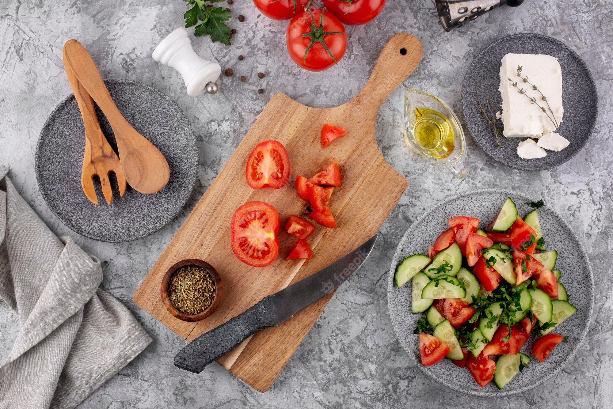 Tomatensalat, Gurke, Schneidebrett, Feta, Grauer Tisch, Full HD, Desktop-Hintergrund für Windows