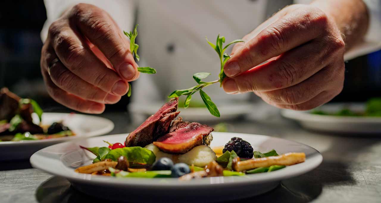 Koch, Anrichten, Fine Dining, Microgreens, Fleischgericht, HD, Windows-Hintergrundbild