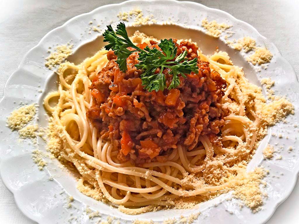 Spaghetti Bolognese, Petersilie, Parmesan, Teller, Hintergrundbild für iPad und Tablet