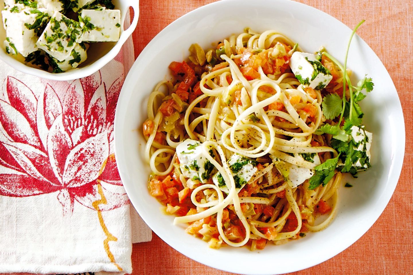 Spaghetti, Fetakäse, Tomaten, Rucola, Teller, HD, Hintergrund für den Desktop