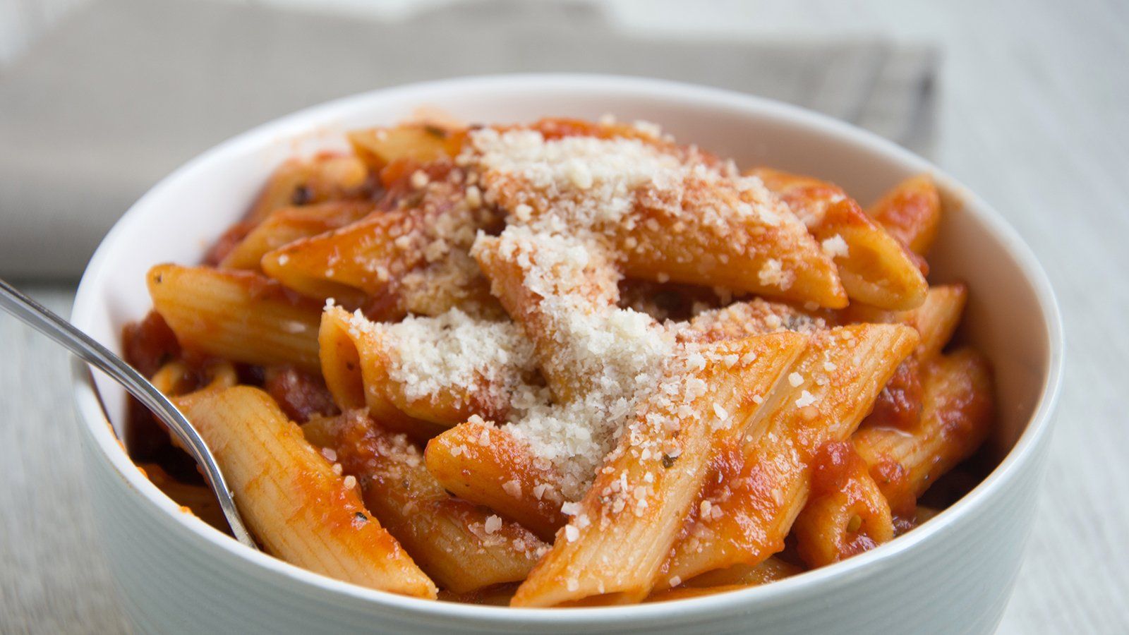 Penne, Tomatensoße, Parmesan, Schüssel, 16:9, HD-Hintergrundbild für den Desktop