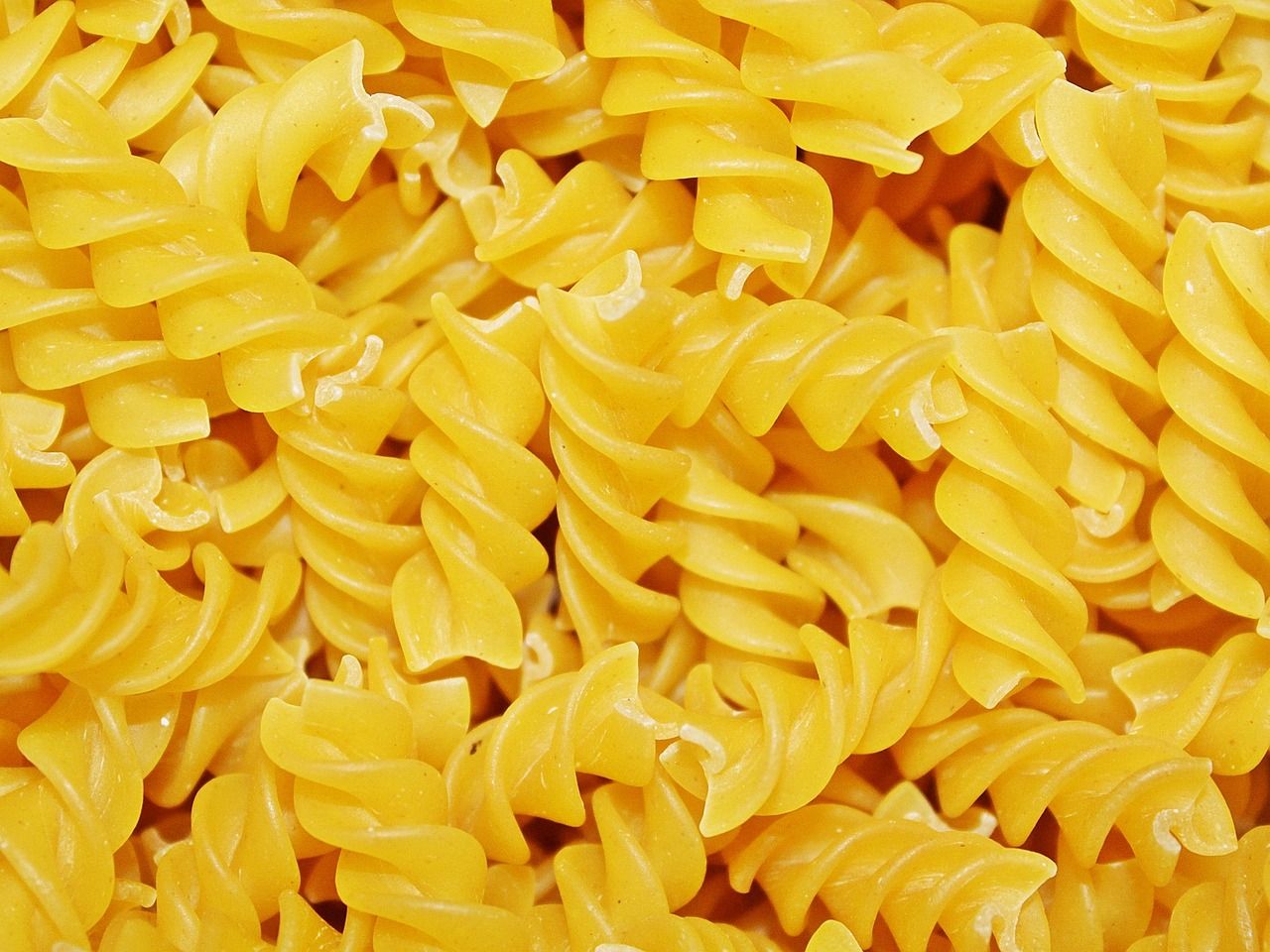 Fusilli, Rohe Nudeln, Nahaufnahme, Gelb, HD, iPad-Hintergrundbild