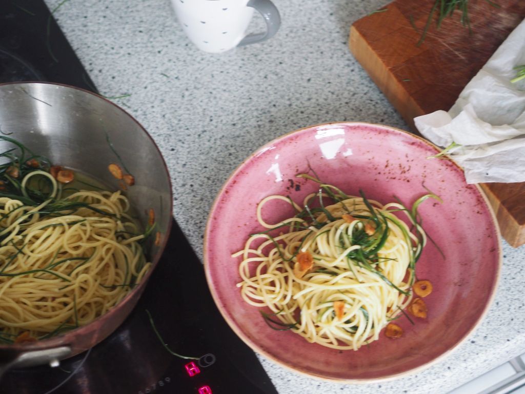 Spaghetti, Pfanne, Rosa Schüssel, Küche, Hintergrundbild für iPad und Tablet