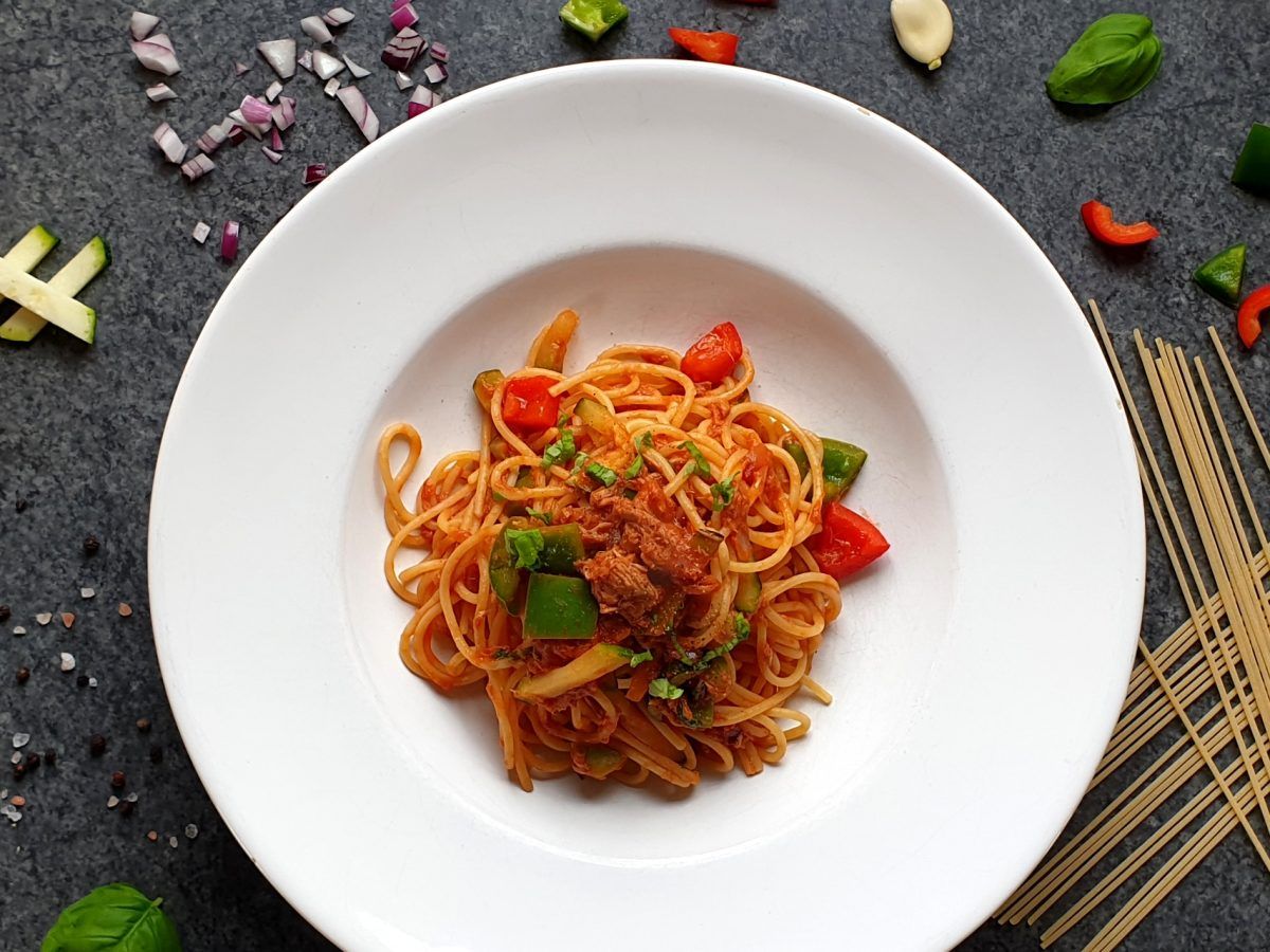 Spaghetti, Tomatensoße, Weißer Teller, Dunkler Tisch, Hintergrundbild für iPad und Tablet
