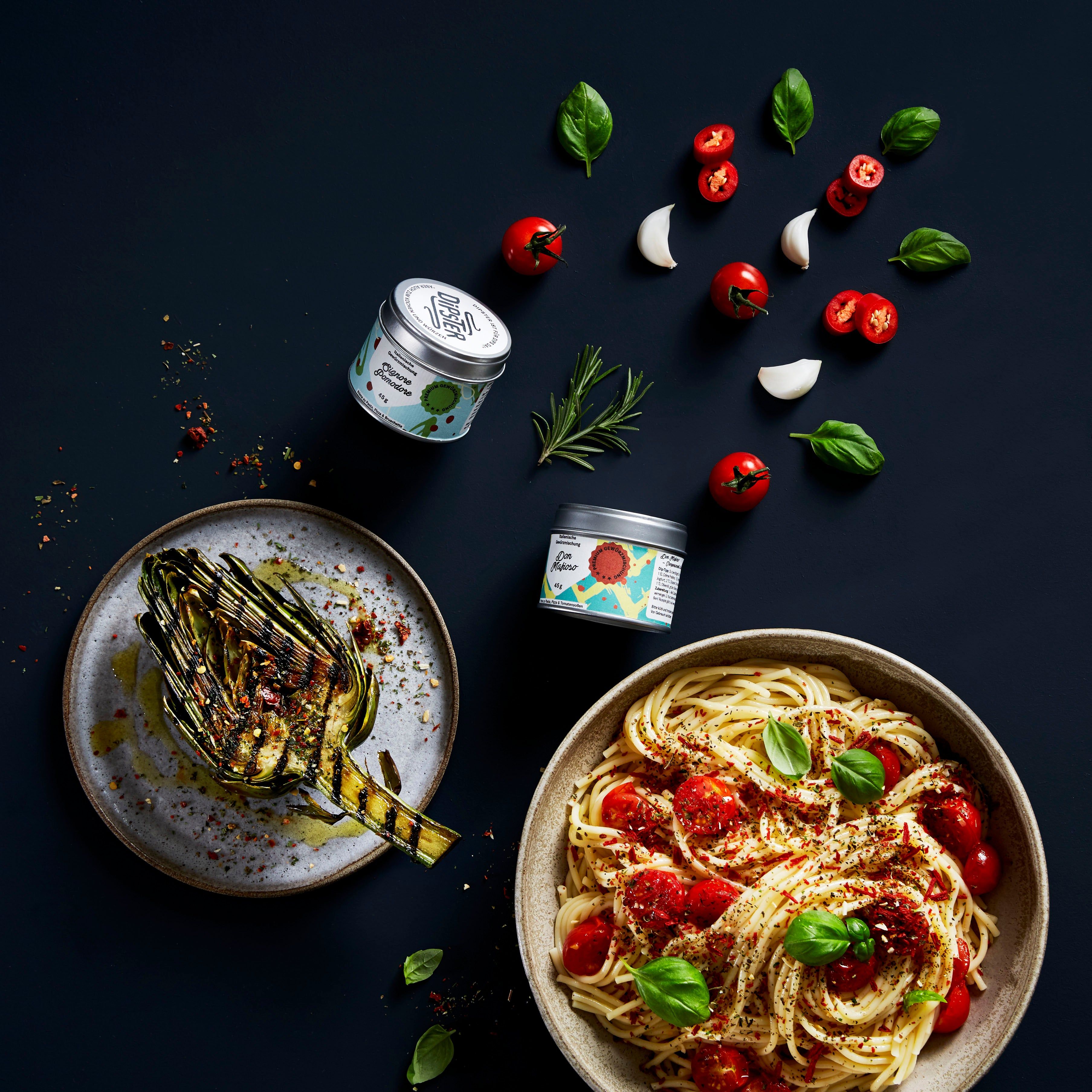 Spaghetti, Kirschtomaten, Gewürze, Draufsicht, Dunkel, 2K, Hintergrundbild fürs Tablet