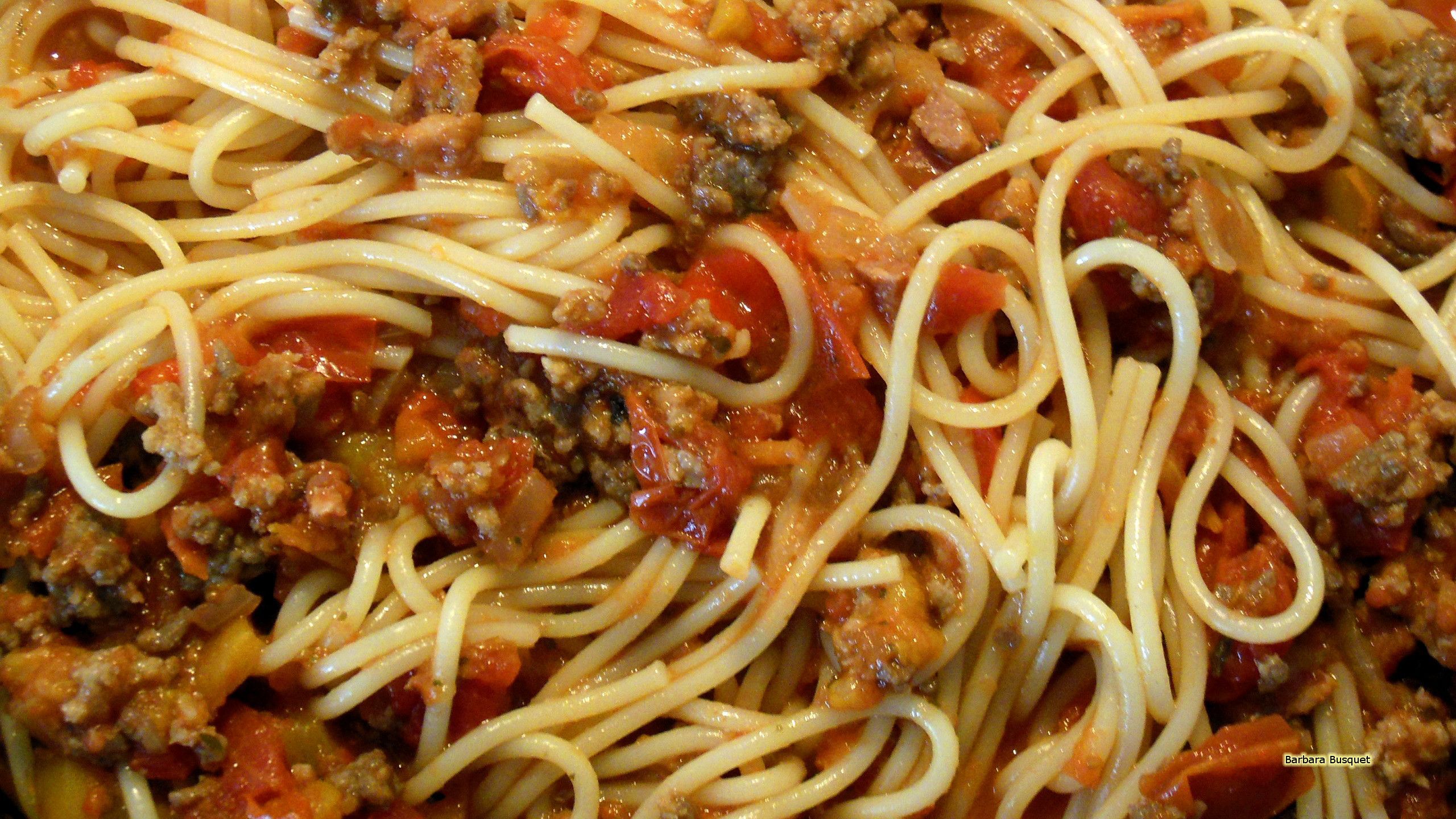 Spaghetti Bolognese, Hackfleischsoße, Nahaufnahme, 16:9, 2K-Hintergrundbild für den Desktop