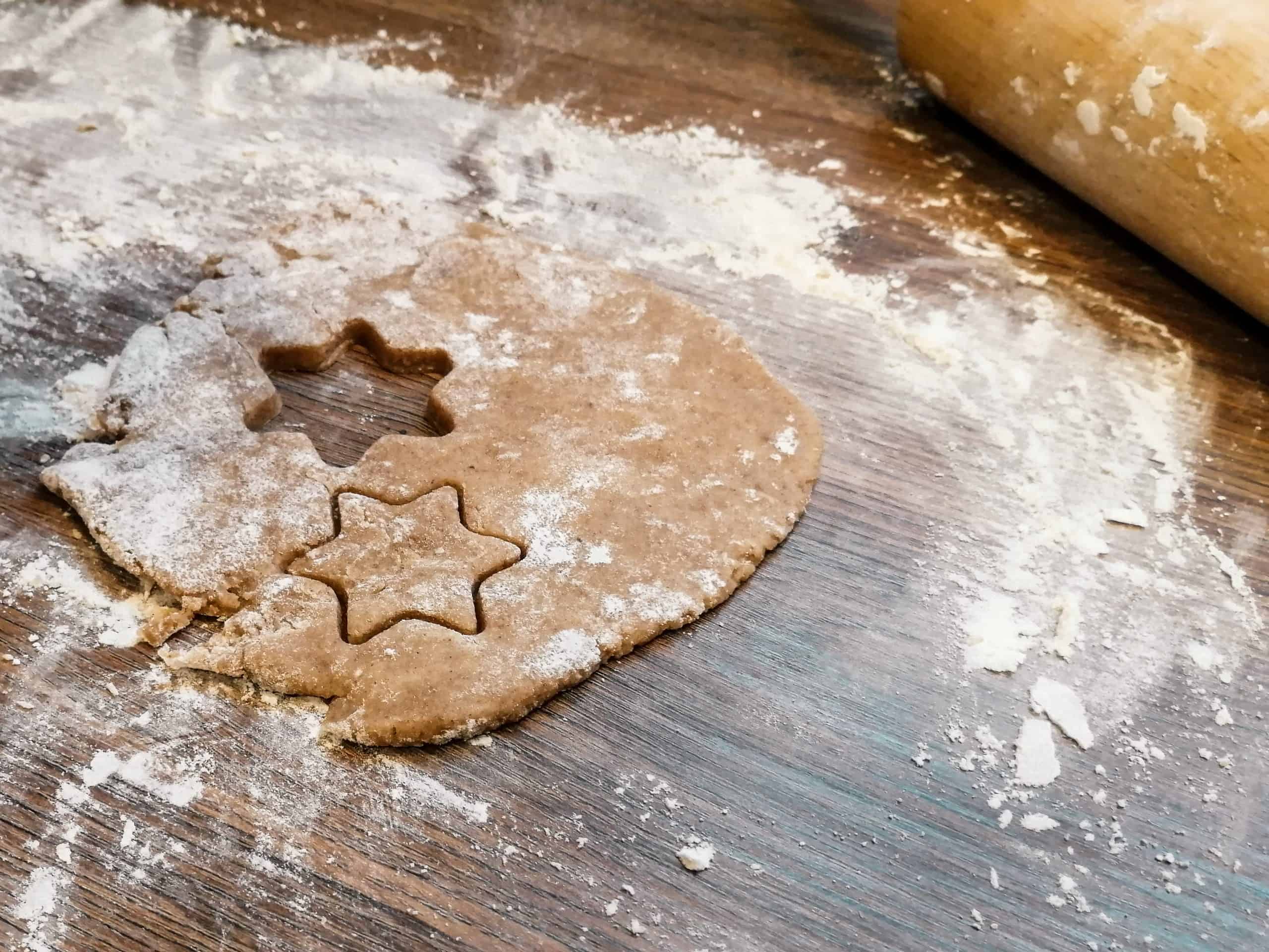Plätzchenteig, Sternform, Nudelholz, Weihnachtsbäckerei, Hintergrundbild fürs Tablet