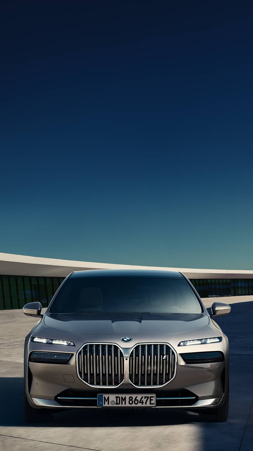 BMW 7er, BMW i7, Luxuslimousine, Nierengrill, Blauer Himmel, Hintergrundbild fürs Handy