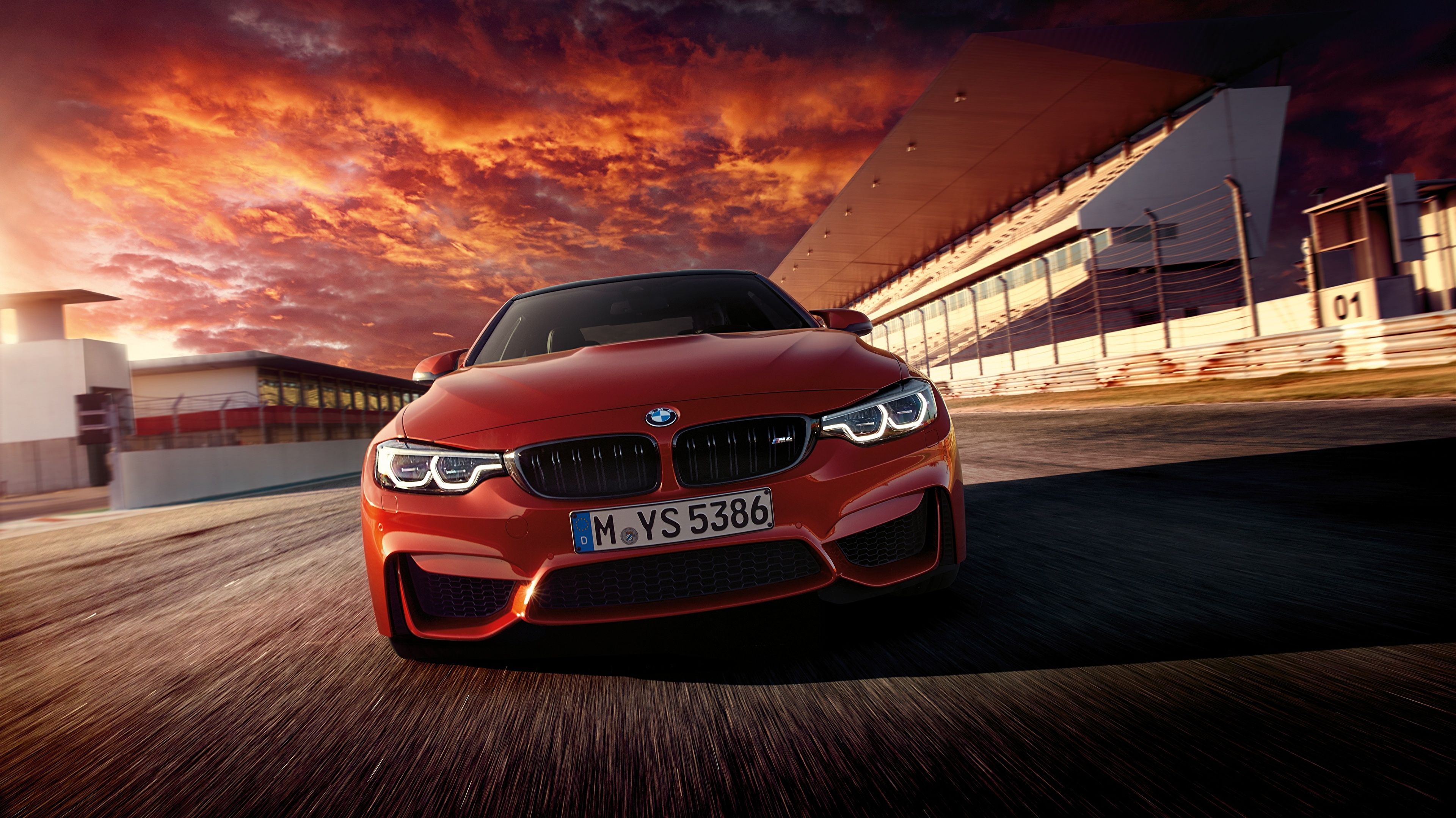 BMW M4, Roter Sportwagen, Rennstrecke, Dramatischer Himmel, Sonnenuntergang, Ultra-HD-Hintergrundbild