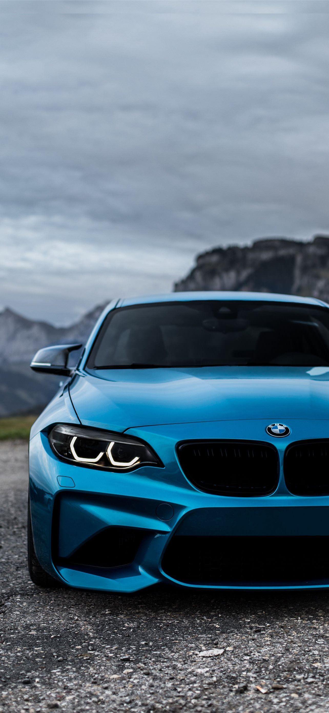 BMW M2, Blauer Sportwagen, Berge, Bewölkt, Full HD, Handy-Hintergrund im Hochformat