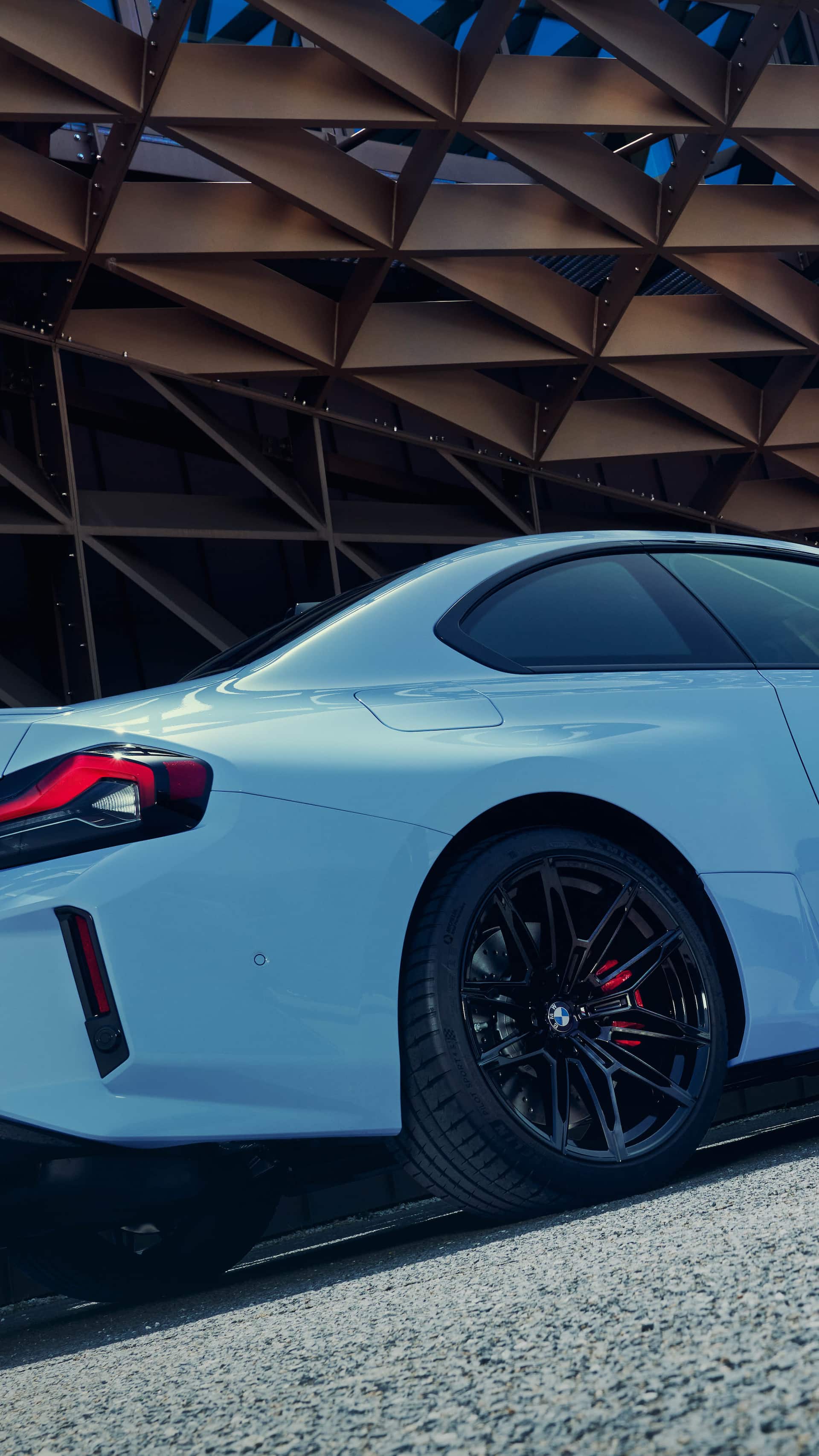 BMW M2, Weißes Coupé, Felge, Architektur, Hochformat, Hintergrundbild fürs Smartphone