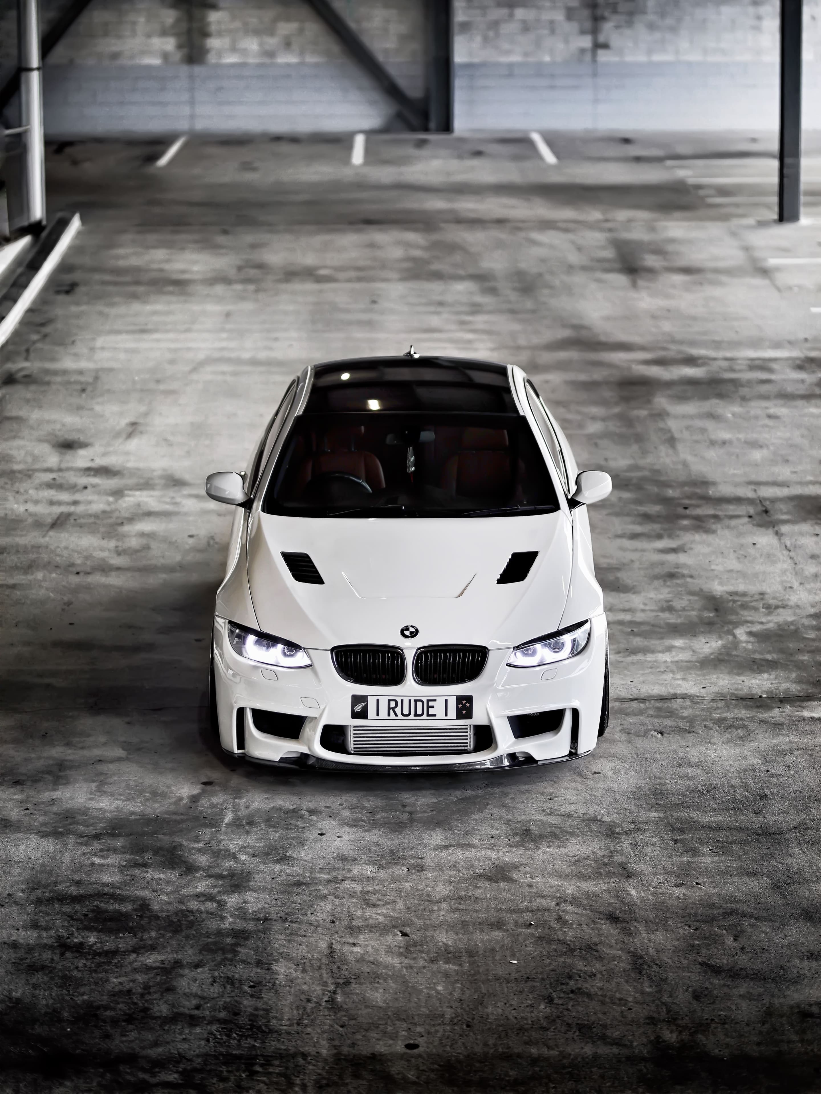 BMW M3, Weißes Auto, Parkhaus, Vogelperspektive, Grau, QHD+, Hintergrundbild fürs Tablet