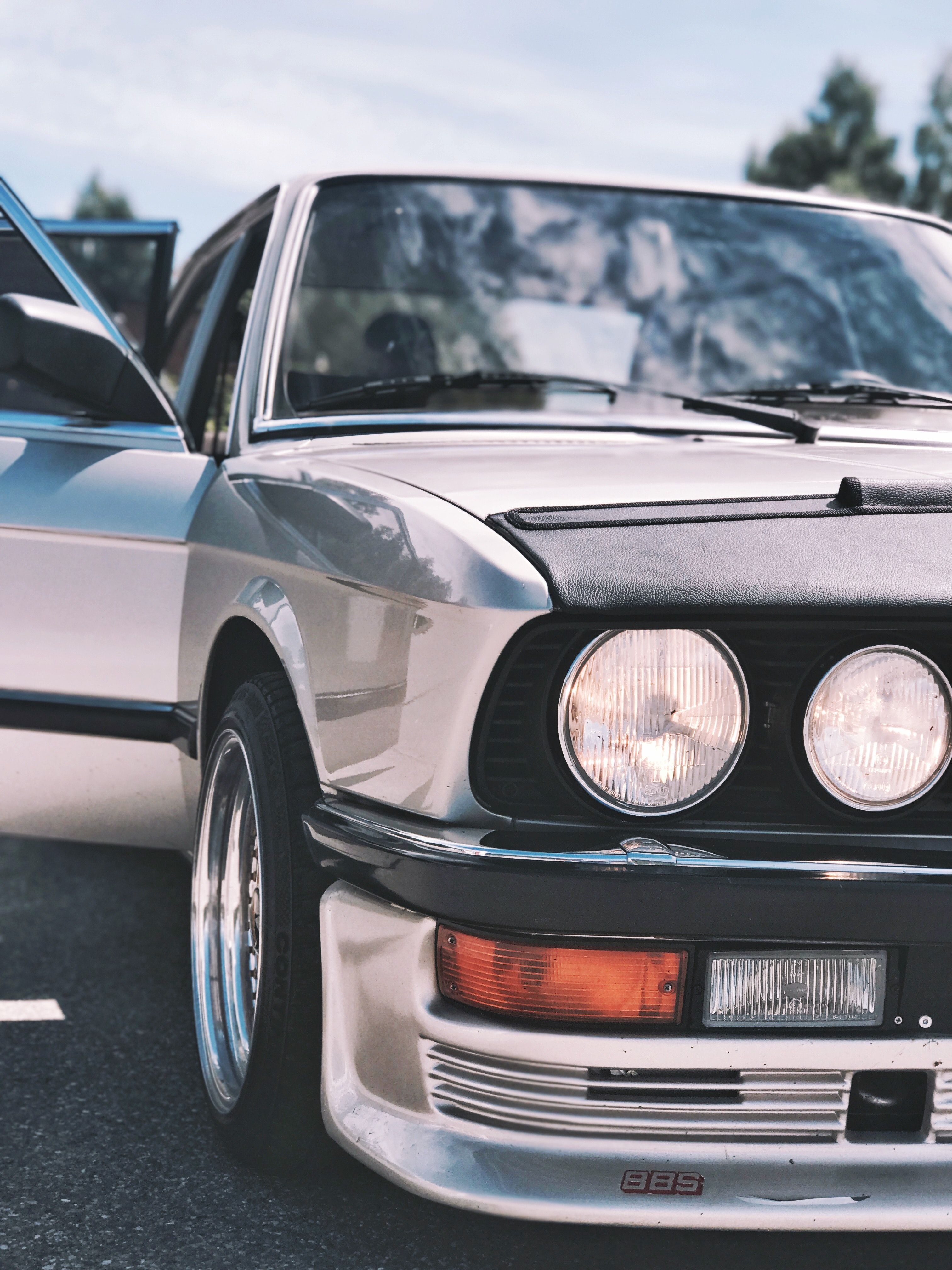 BMW E30, Oldtimer, Silber, Rundscheinwerfer, Nahaufnahme, QHD+, Tablet-Hintergrund